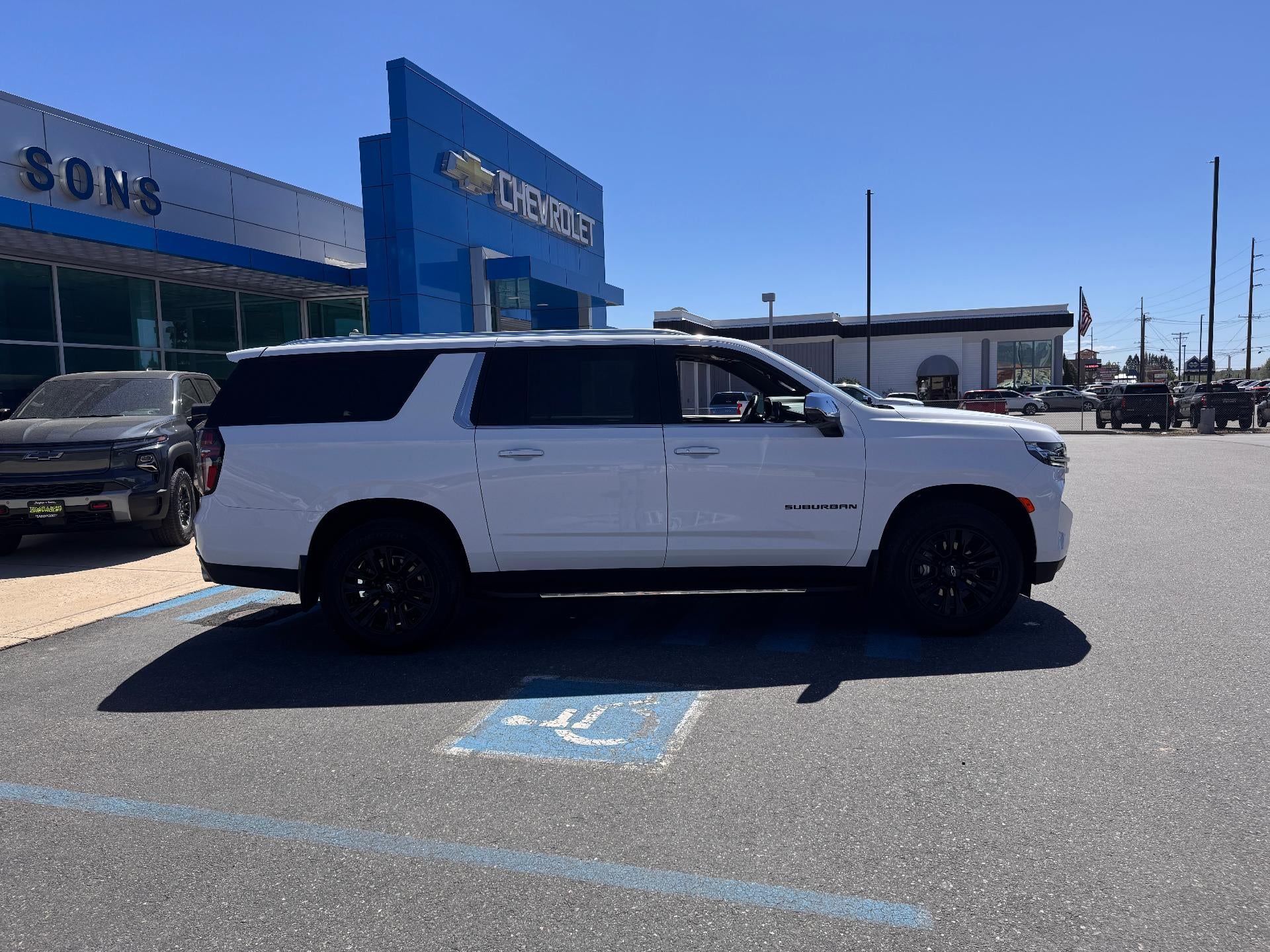 2024 Chevrolet Suburban PREMIER / 6.2 LITER V8 / PREMIUM PCKG / PANO SUNROOF / 1 OWNER / 17K MILES
