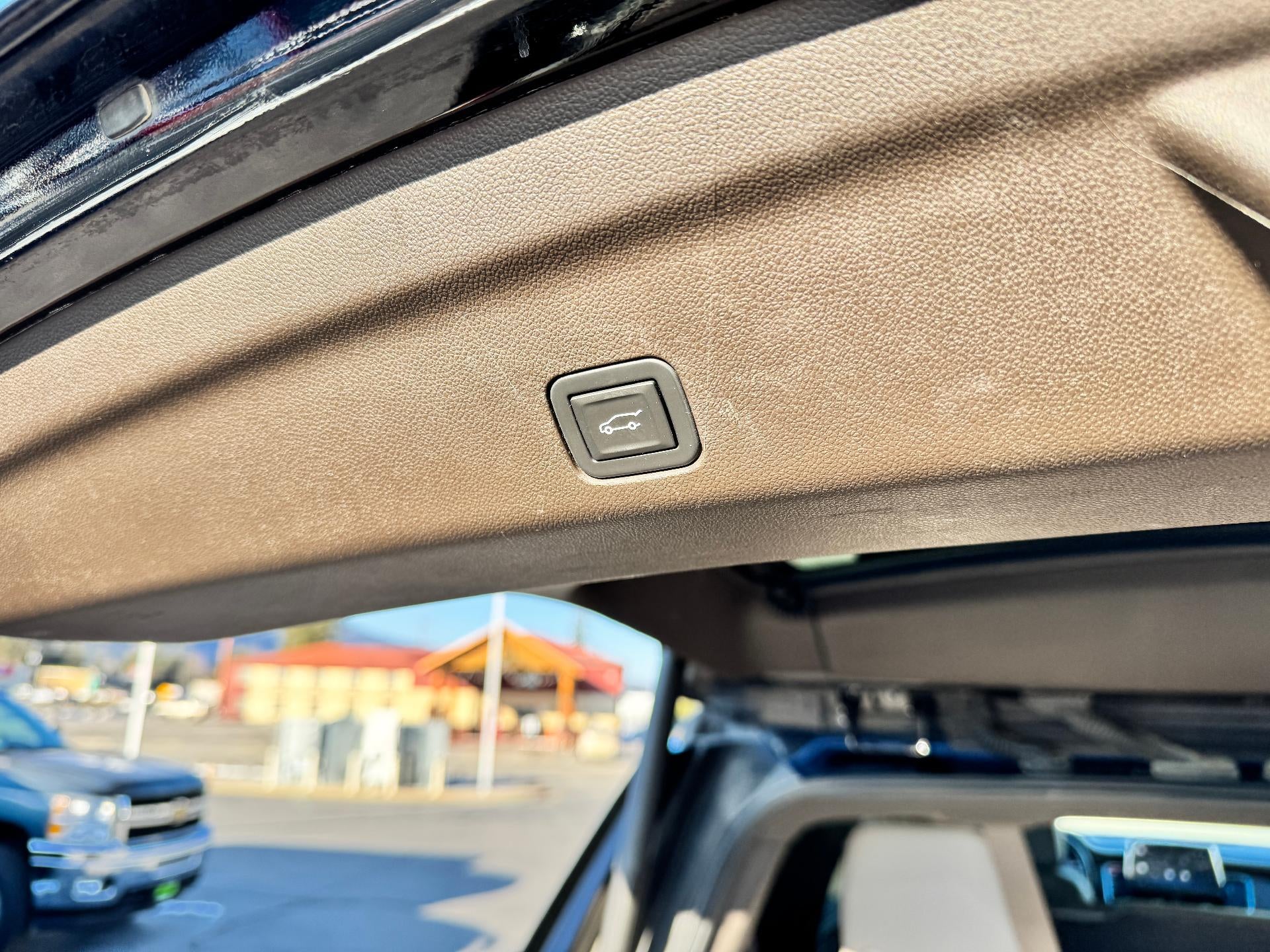 2022 Chevrolet Tahoe Z71 OFF ROAD / 5.3 LITER V8 / PANO SUNROOF / MAX TOW / LUXURY PCKG / LOCAL TRADE