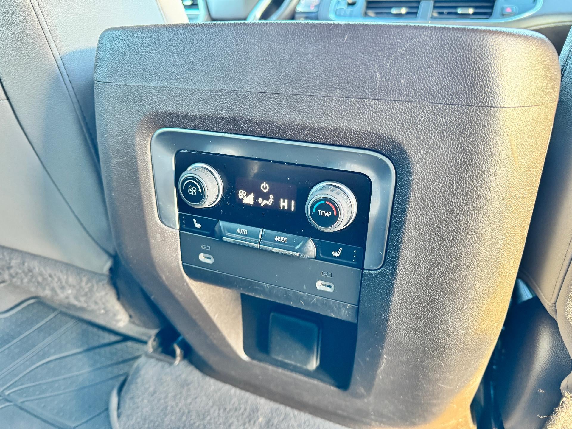 2022 Chevrolet Tahoe Z71 OFF ROAD / 5.3 LITER V8 / PANO SUNROOF / MAX TOW / LUXURY PCKG / LOCAL TRADE