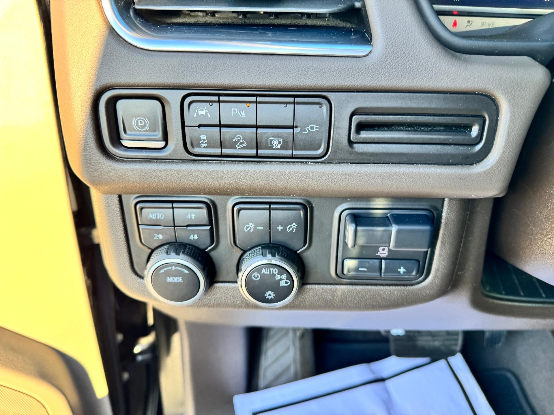 2022 Chevrolet Tahoe Z71 OFF ROAD / 5.3 LITER V8 / PANO SUNROOF / MAX TOW / LUXURY PCKG / LOCAL TRADE