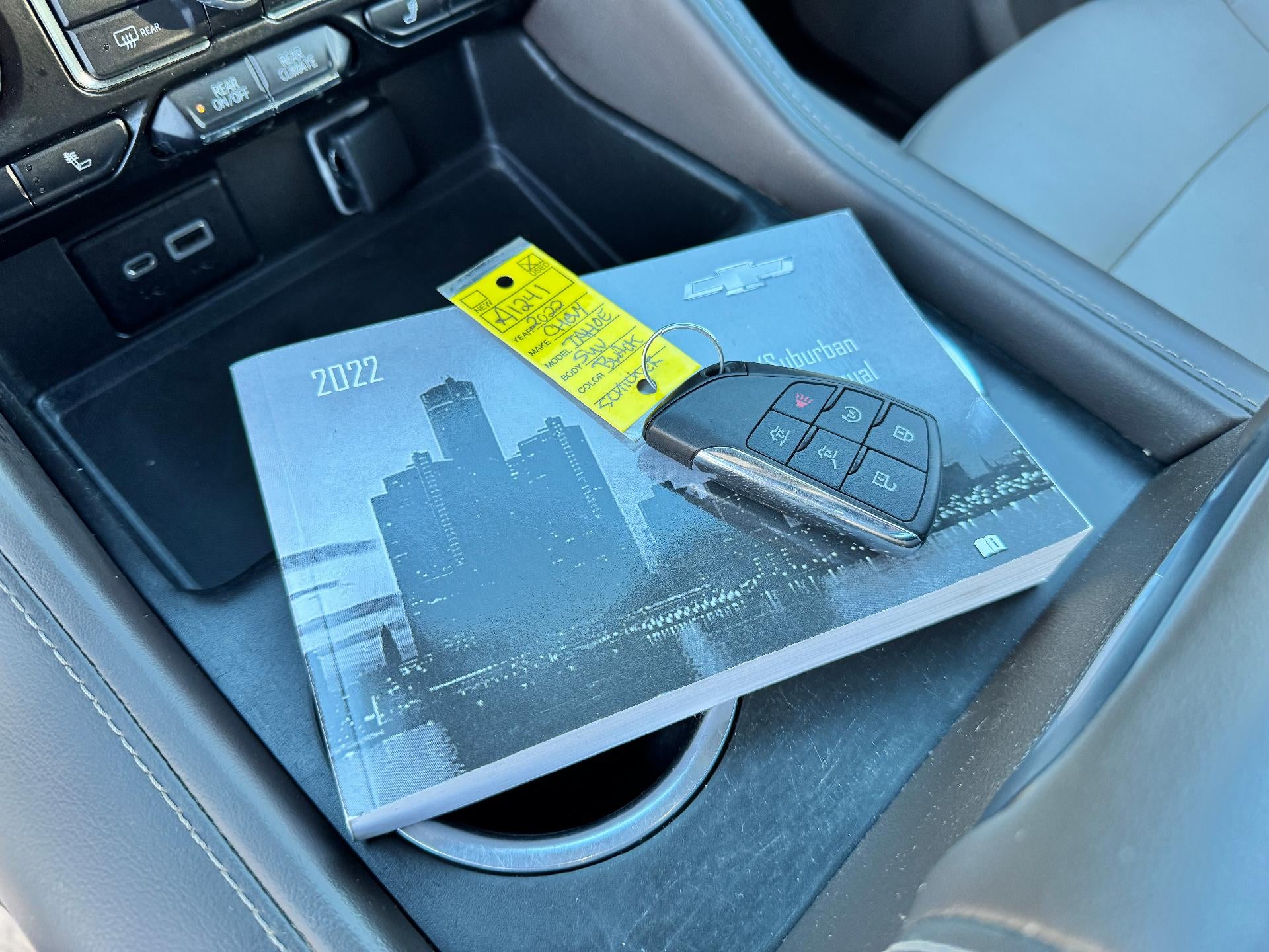 2022 Chevrolet Tahoe Z71 OFF ROAD / 5.3 LITER V8 / PANO SUNROOF / MAX TOW / LUXURY PCKG / LOCAL TRADE