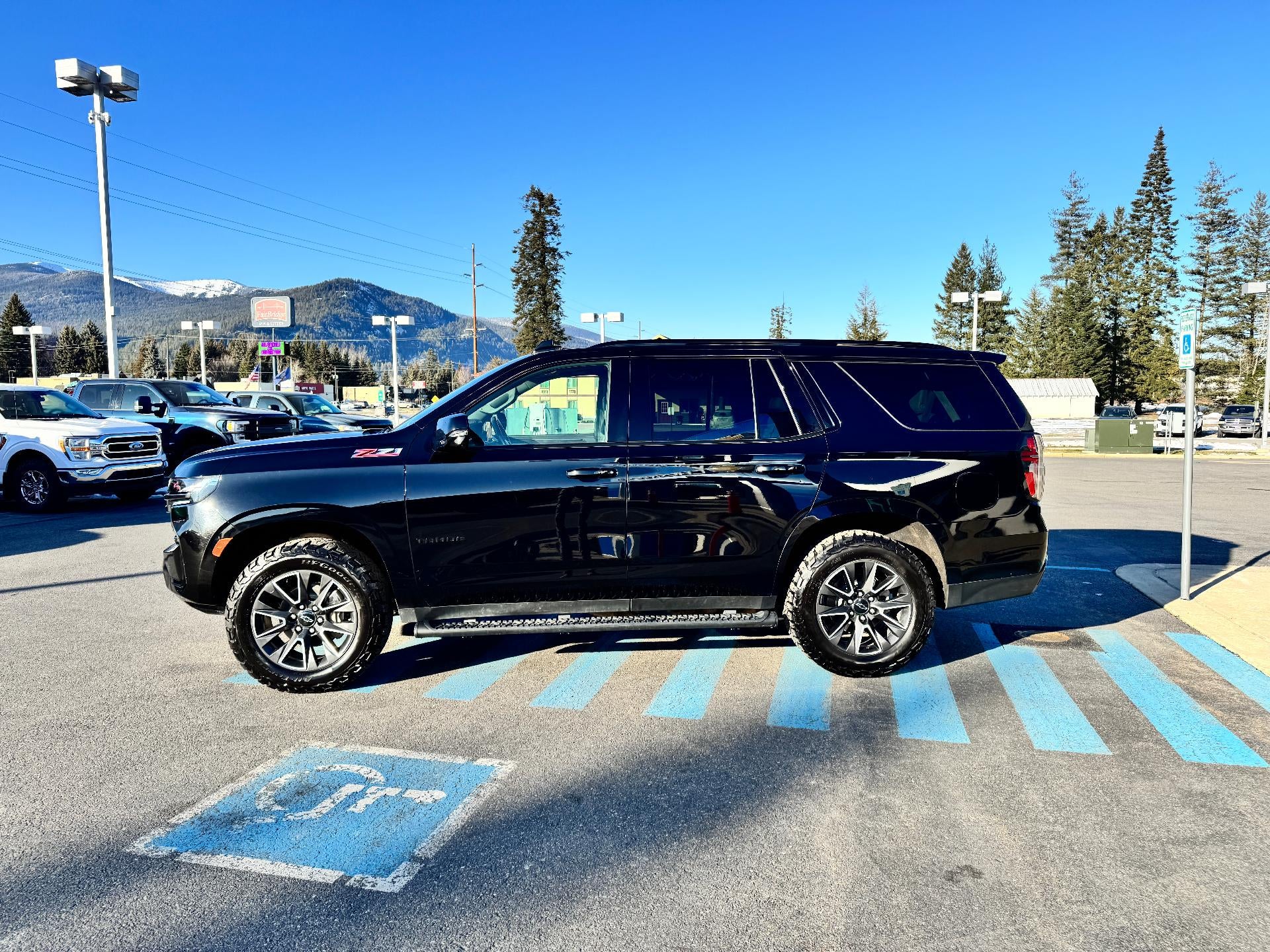 2022 Chevrolet Tahoe Z71 OFF ROAD / 5.3 LITER V8 / PANO SUNROOF / MAX TOW / LUXURY PCKG / LOCAL TRADE
