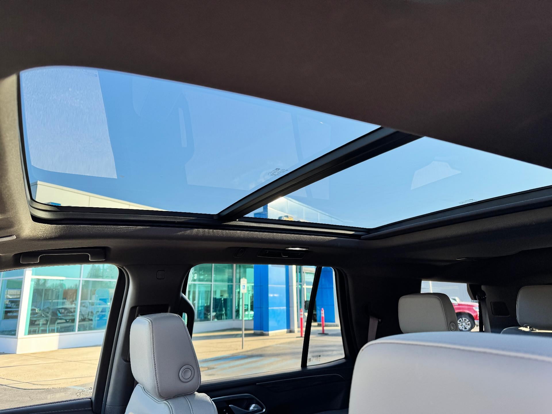 2022 Chevrolet Tahoe Z71 OFF ROAD / 5.3 LITER V8 / PANO SUNROOF / MAX TOW / LUXURY PCKG / LOCAL TRADE