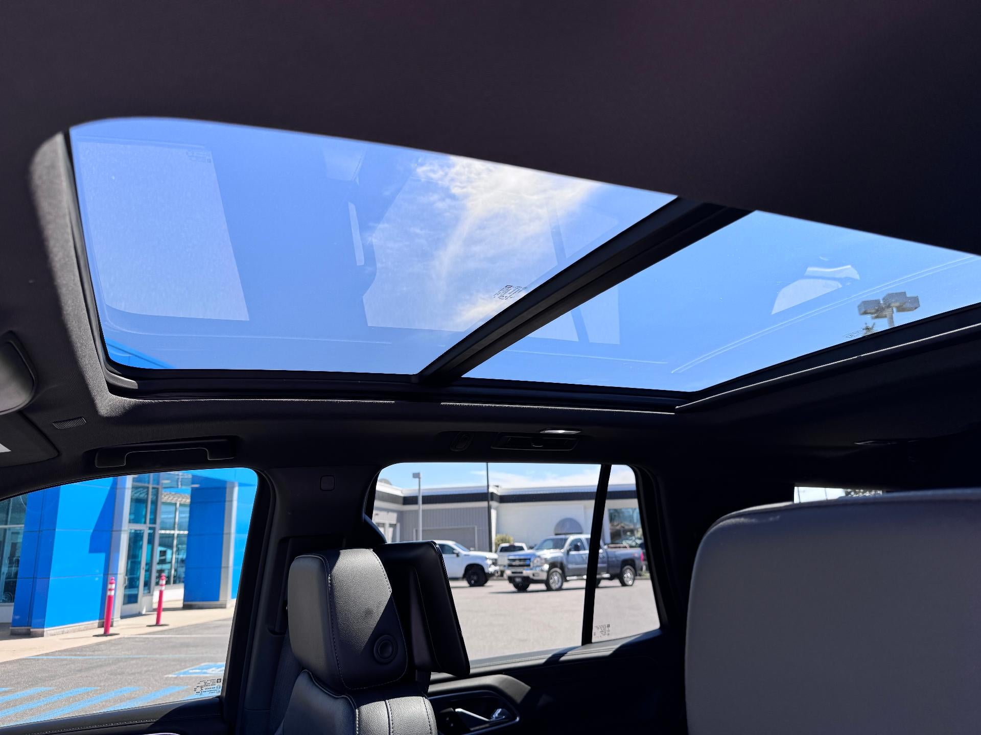 2021 Chevrolet Tahoe Z71 OFF ROAD / 5.3 LITER V8 / LUXURY PCKG / PANO SUNROOF / MAX TOW / 60K MILES