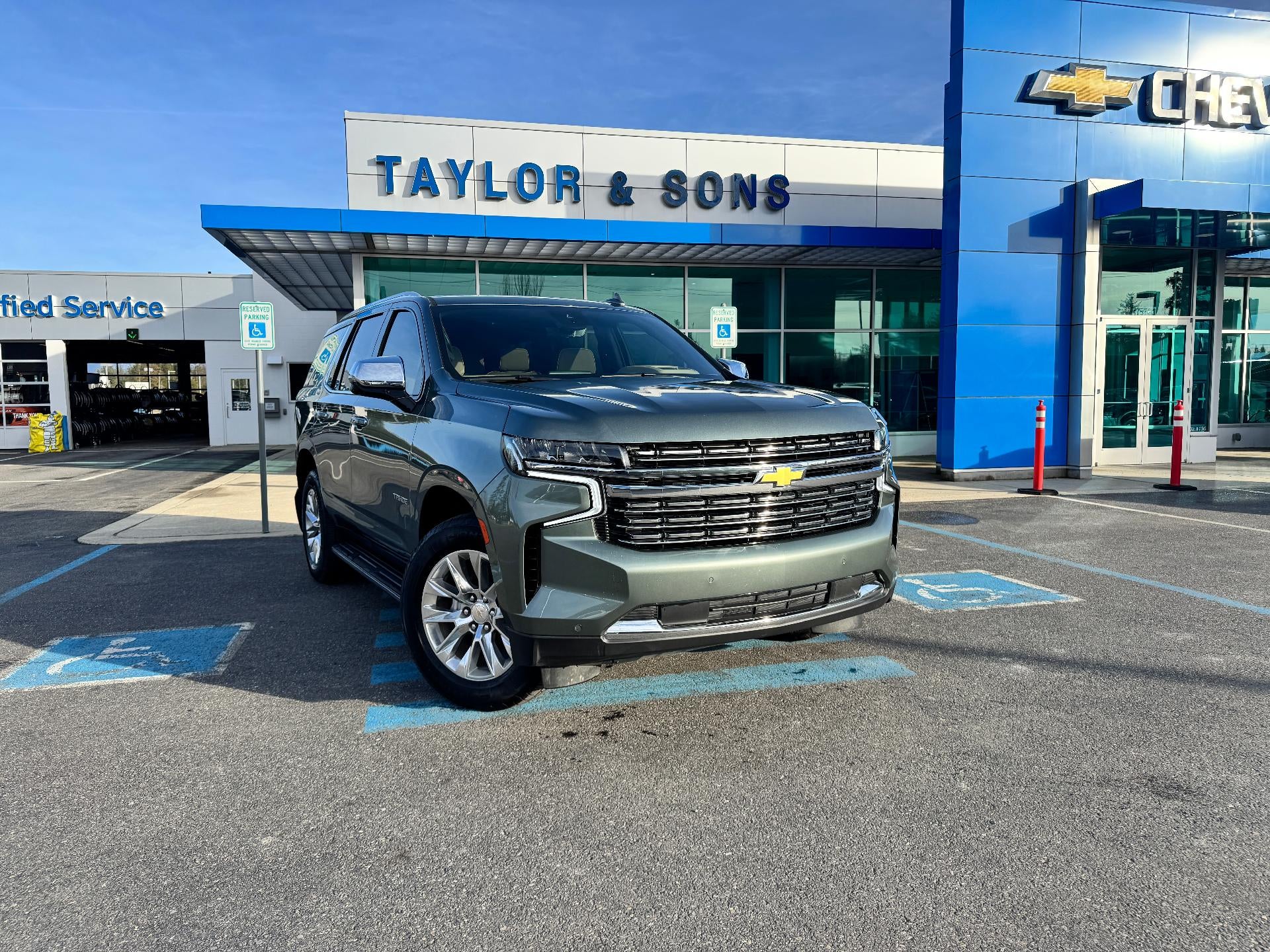 2024 Chevrolet Tahoe PREMIER / 6.2 LITER V8 / MAX TOW PCKG / SURROUND VISION / 1 OWNER / 23K MILES