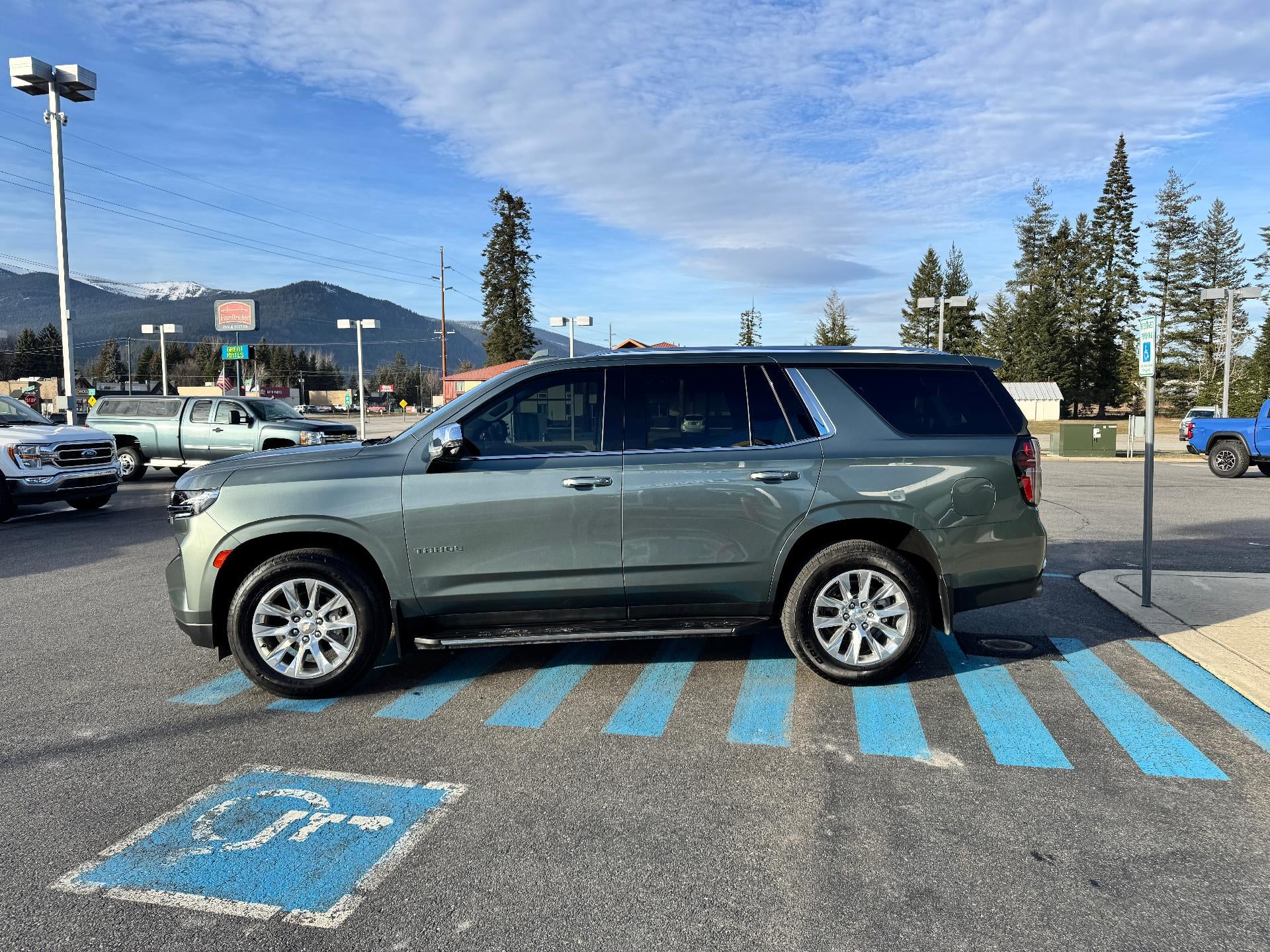 2024 Chevrolet Tahoe PREMIER / 6.2 LITER V8 / MAX TOW PCKG / SURROUND VISION / 1 OWNER / 23K MILES