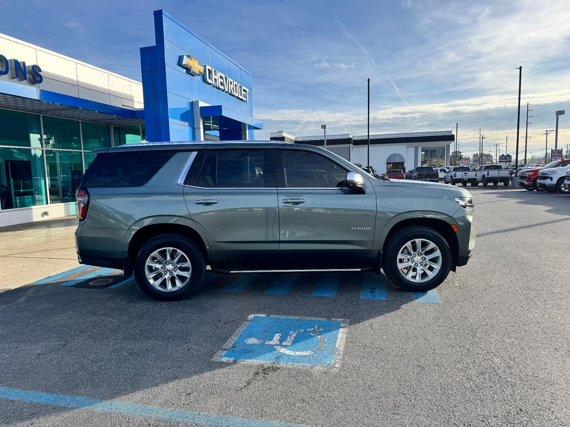 2024 Chevrolet Tahoe PREMIER / 6.2 LITER V8 / MAX TOW PCKG / SURROUND VISION / 1 OWNER / 23K MILES