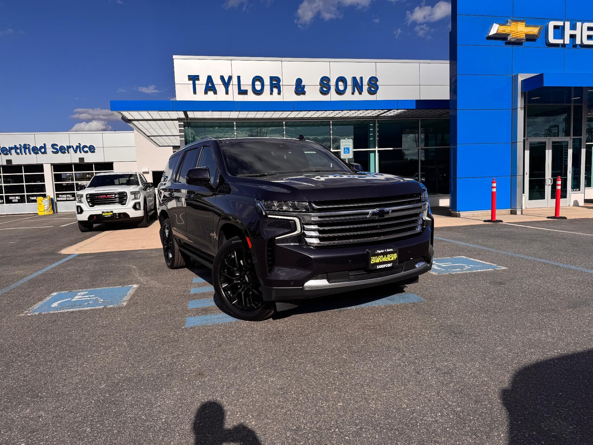 2023 Chevrolet Tahoe HIGH COUNTRY / 6.2 LITER V8 / PANO SUNROOF / 1 OWNER / LOCAL TRADE