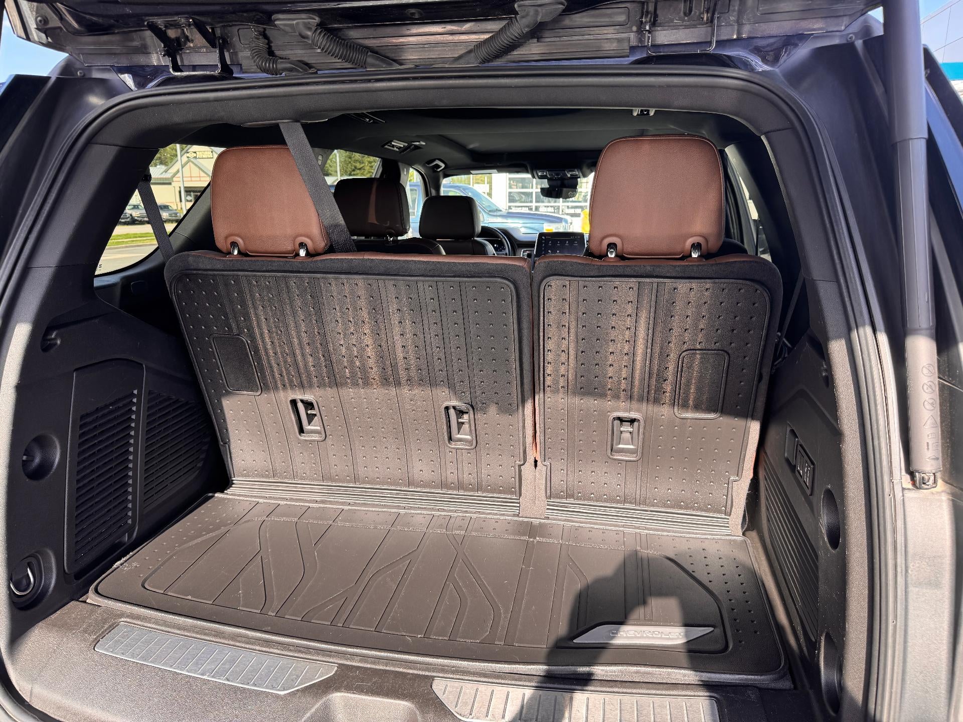 2023 Chevrolet Tahoe HIGH COUNTRY / 6.2 LITER V8 / PANO SUNROOF / 1 OWNER / LOCAL TRADE