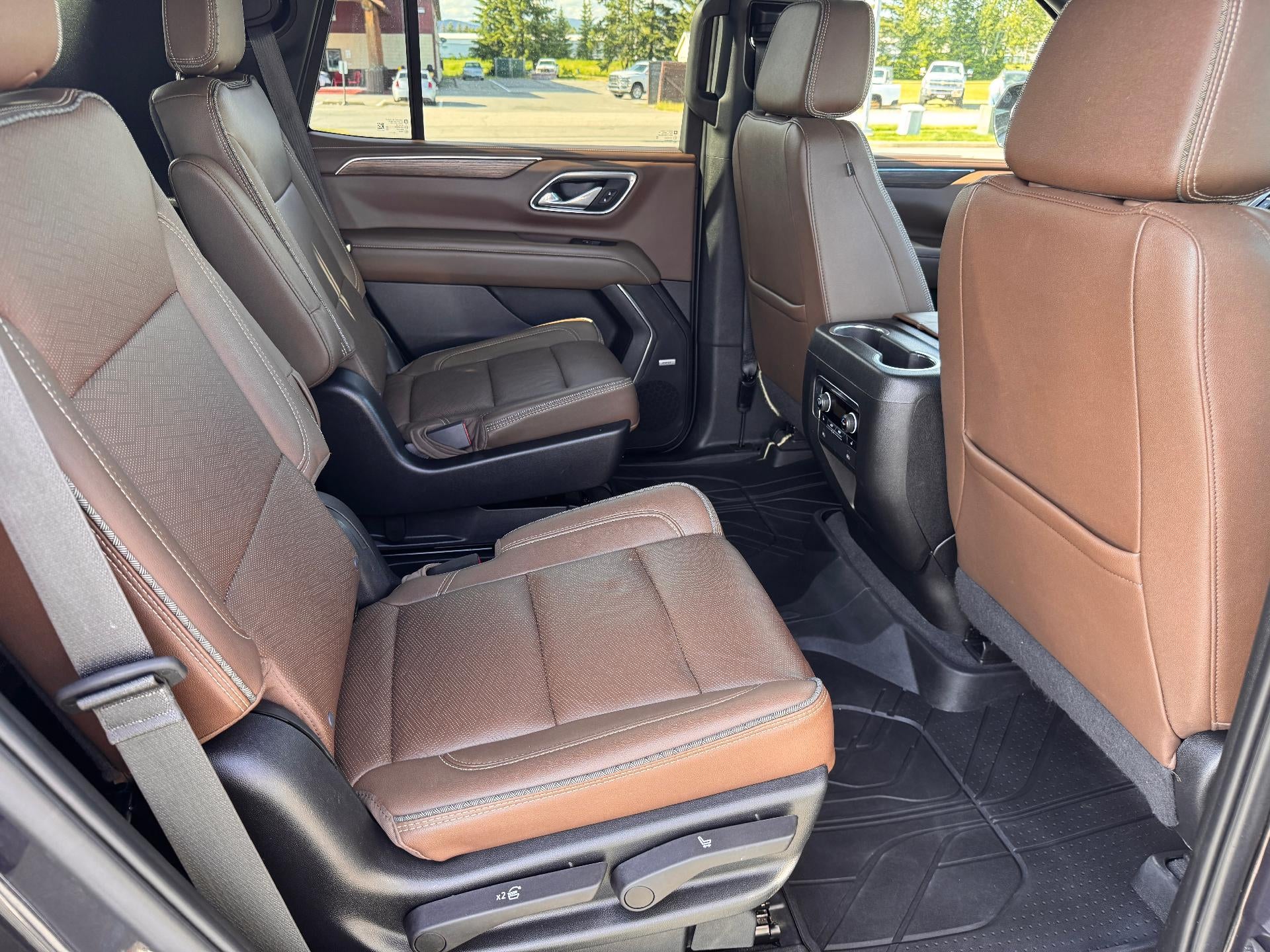 2023 Chevrolet Tahoe HIGH COUNTRY / 6.2 LITER V8 / PANO SUNROOF / 1 OWNER / LOCAL TRADE