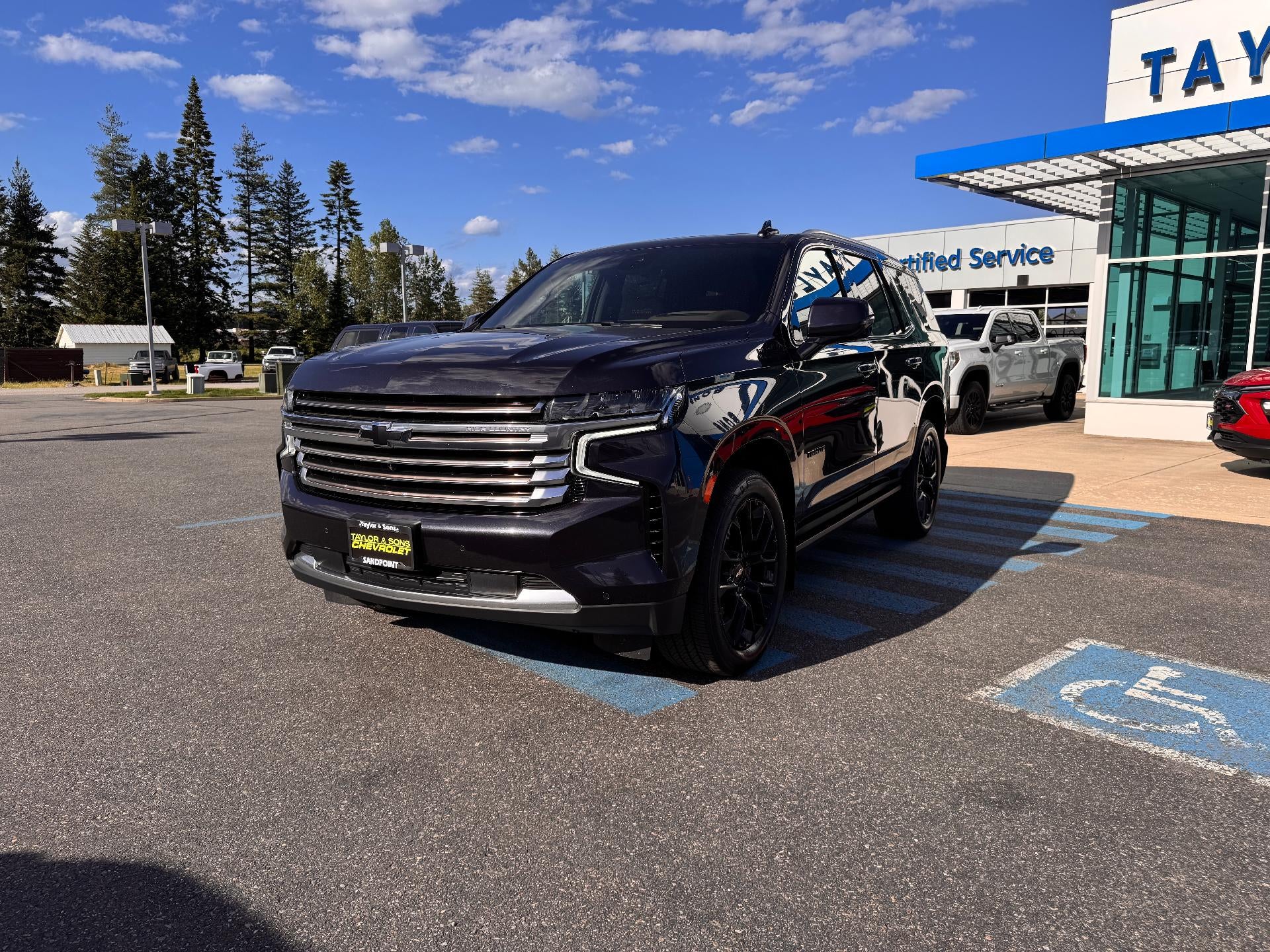 2023 Chevrolet Tahoe HIGH COUNTRY / 6.2 LITER V8 / PANO SUNROOF / 1 OWNER / LOCAL TRADE