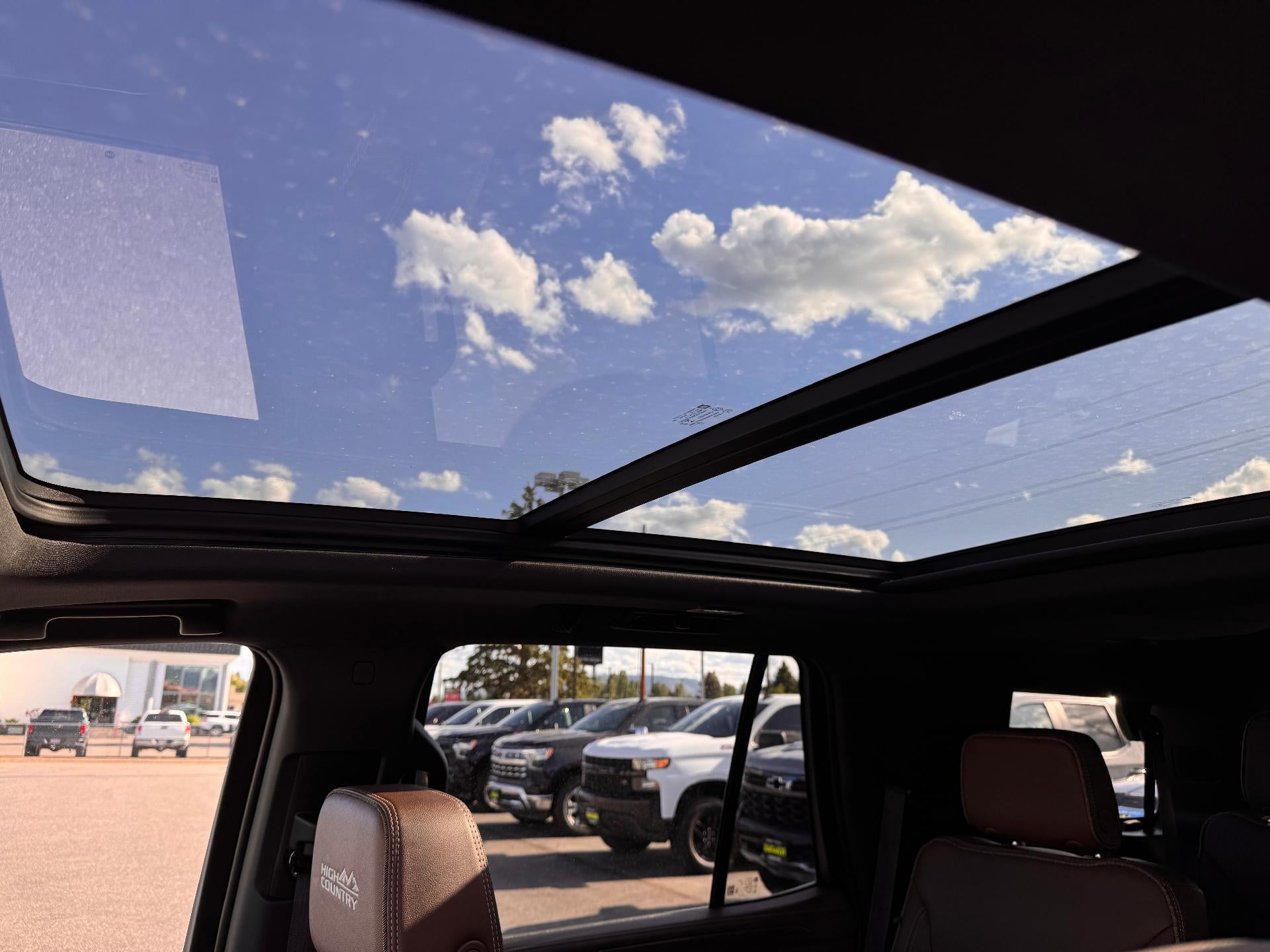2023 Chevrolet Tahoe HIGH COUNTRY / 6.2 LITER V8 / PANO SUNROOF / 1 OWNER / LOCAL TRADE