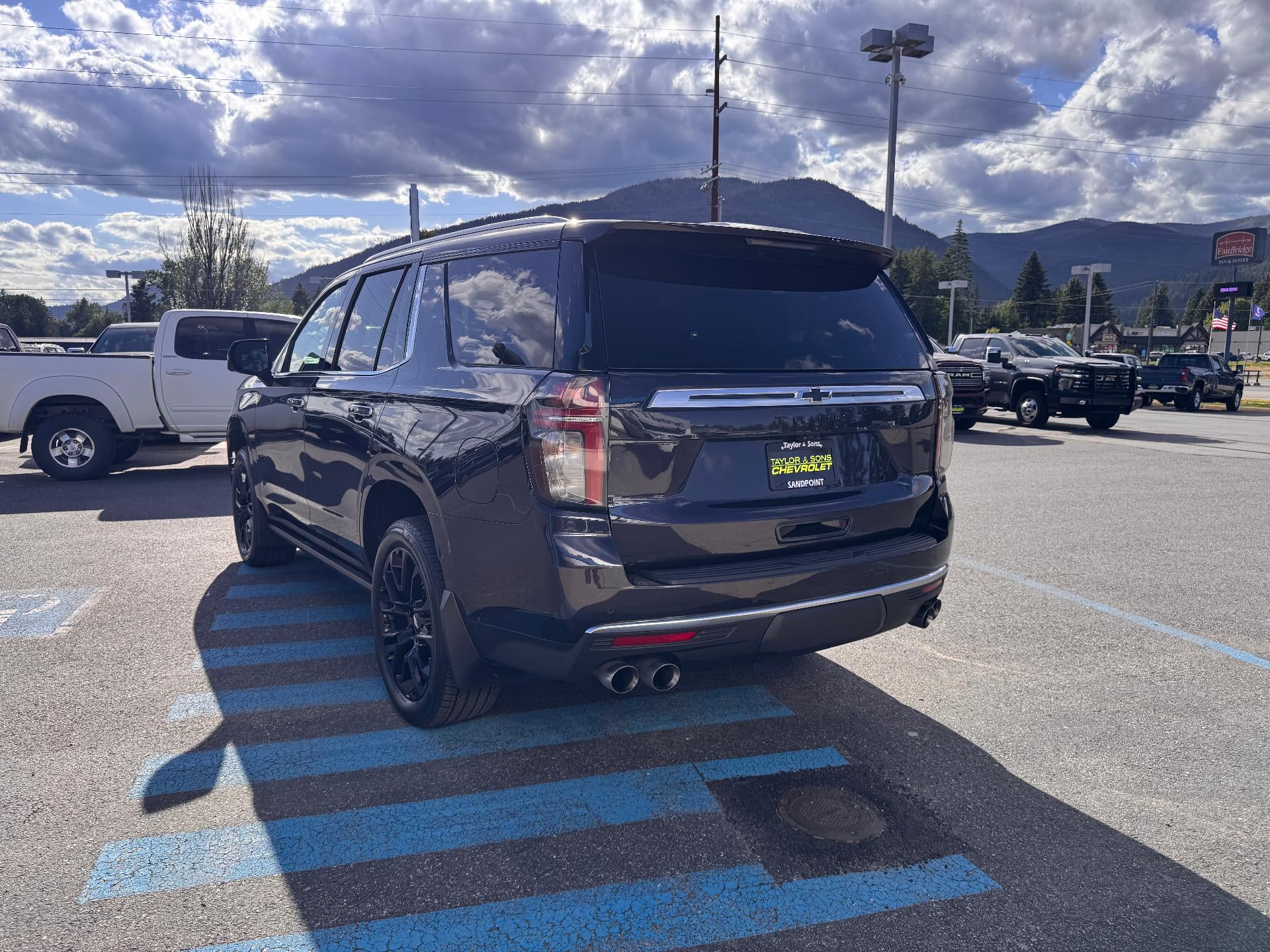 2023 Chevrolet Tahoe HIGH COUNTRY / 6.2 LITER V8 / PANO SUNROOF / 1 OWNER / LOCAL TRADE