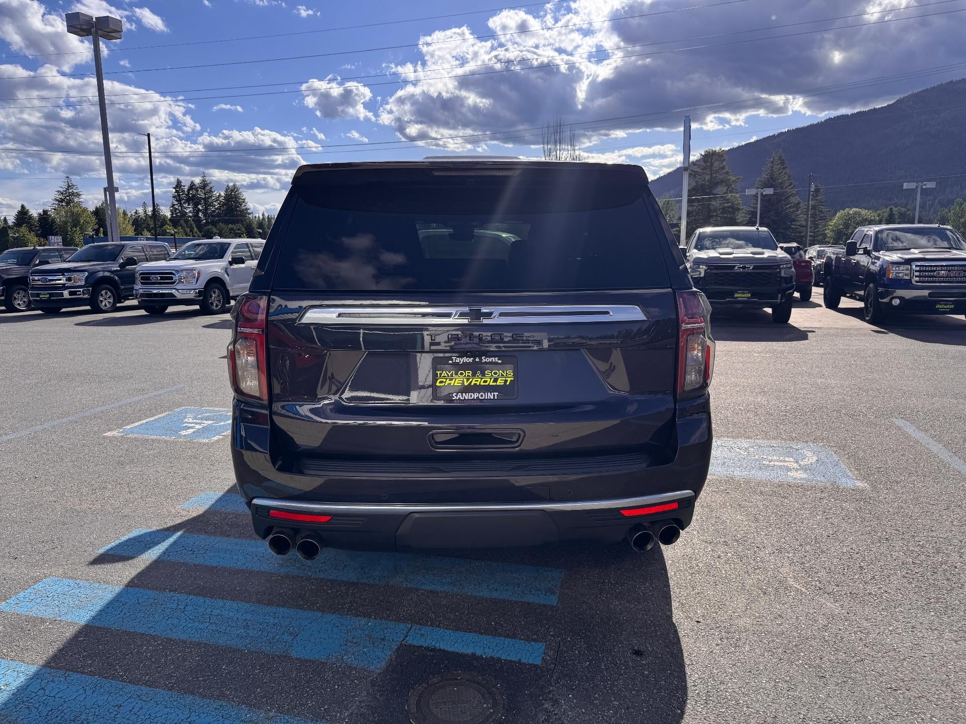 2023 Chevrolet Tahoe HIGH COUNTRY / 6.2 LITER V8 / PANO SUNROOF / 1 OWNER / LOCAL TRADE