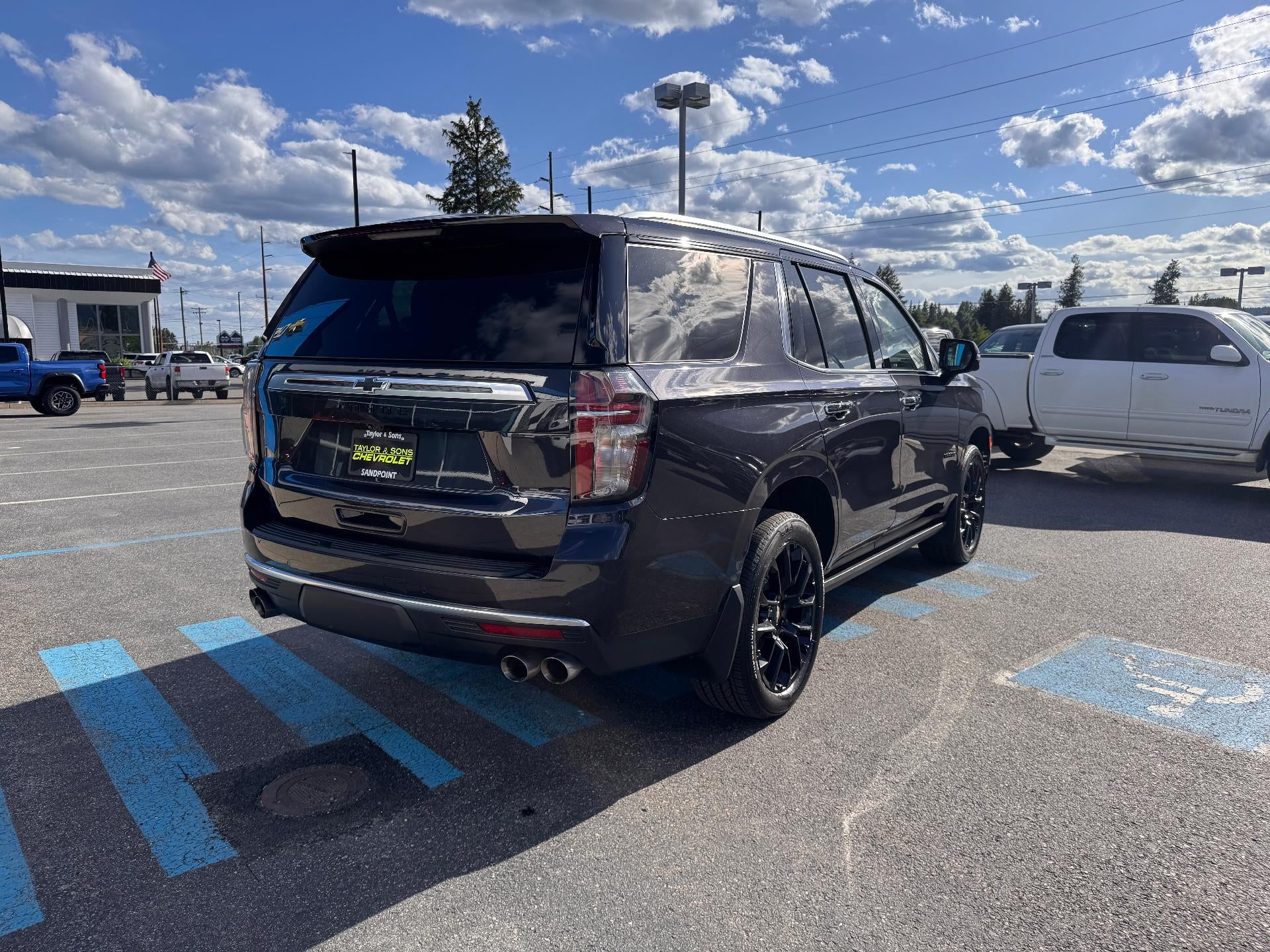 2023 Chevrolet Tahoe HIGH COUNTRY / 6.2 LITER V8 / PANO SUNROOF / 1 OWNER / LOCAL TRADE