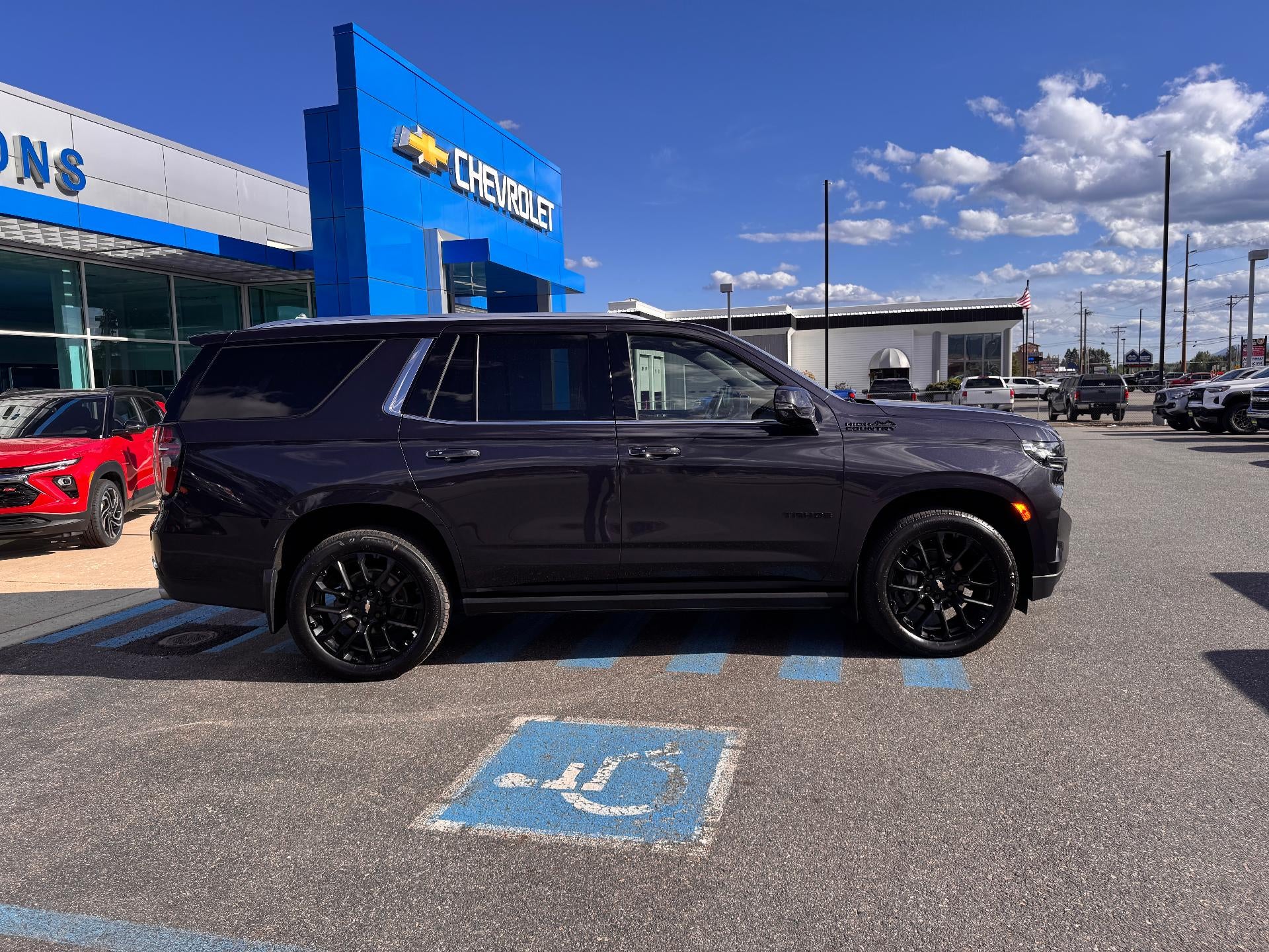 2023 Chevrolet Tahoe HIGH COUNTRY / 6.2 LITER V8 / PANO SUNROOF / 1 OWNER / LOCAL TRADE