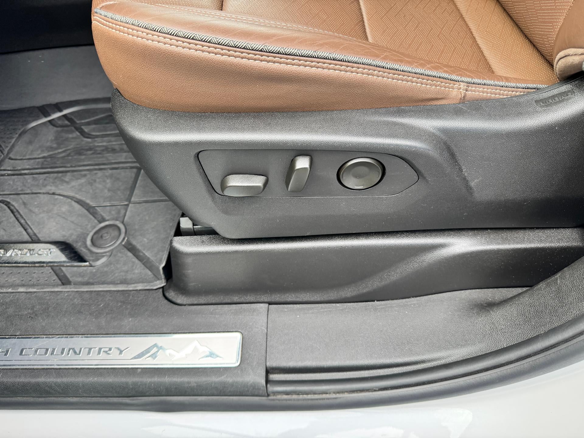 2024 Chevrolet Tahoe HIGH COUNTRY / 6.2 LITER V8 / PANO SUNROOF / SUPER CRUISE / REAR MEDIA / 1 OWNER / 15K MILES