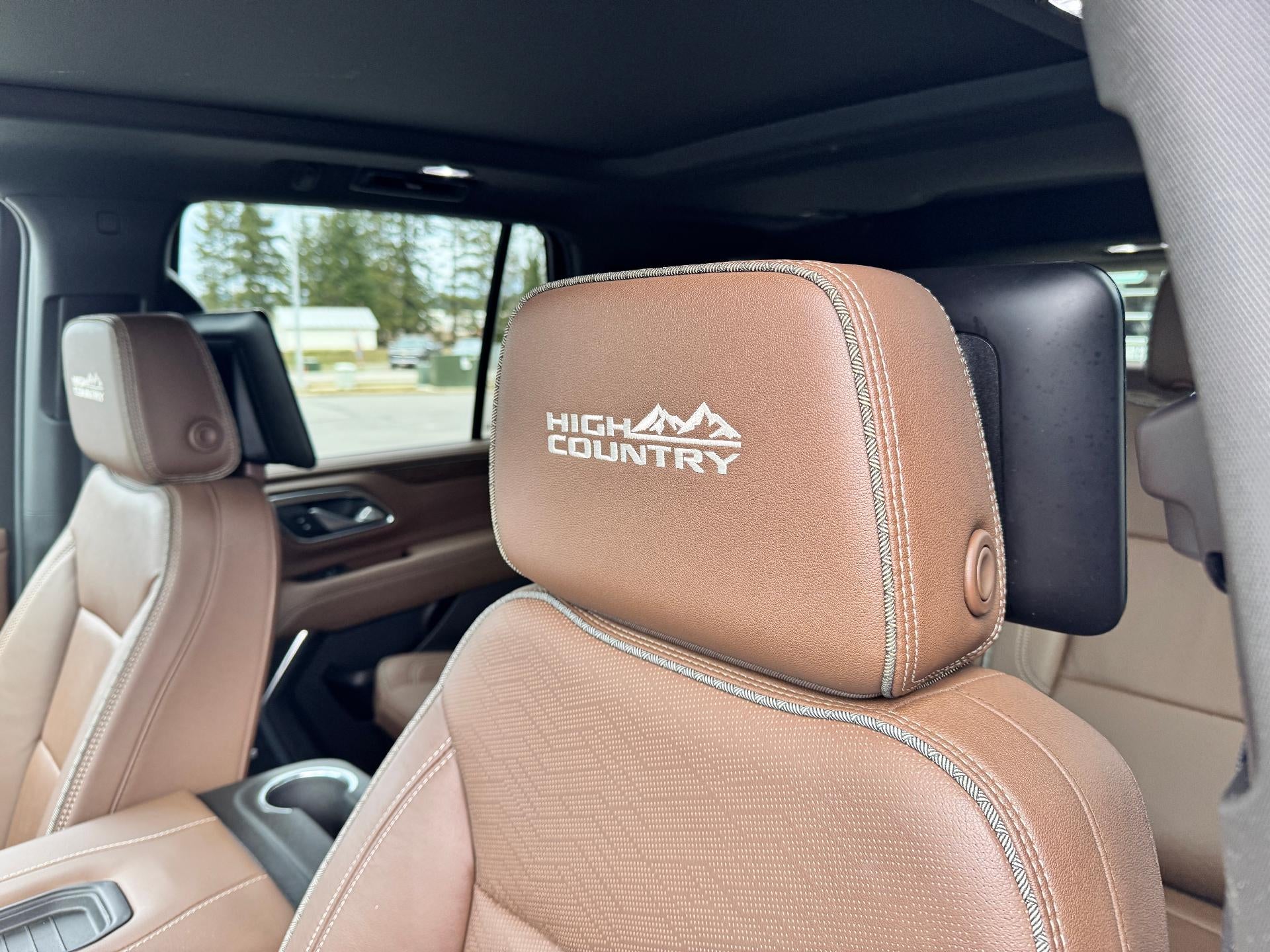 2024 Chevrolet Tahoe HIGH COUNTRY / 6.2 LITER V8 / PANO SUNROOF / SUPER CRUISE / REAR MEDIA / 1 OWNER / 15K MILES