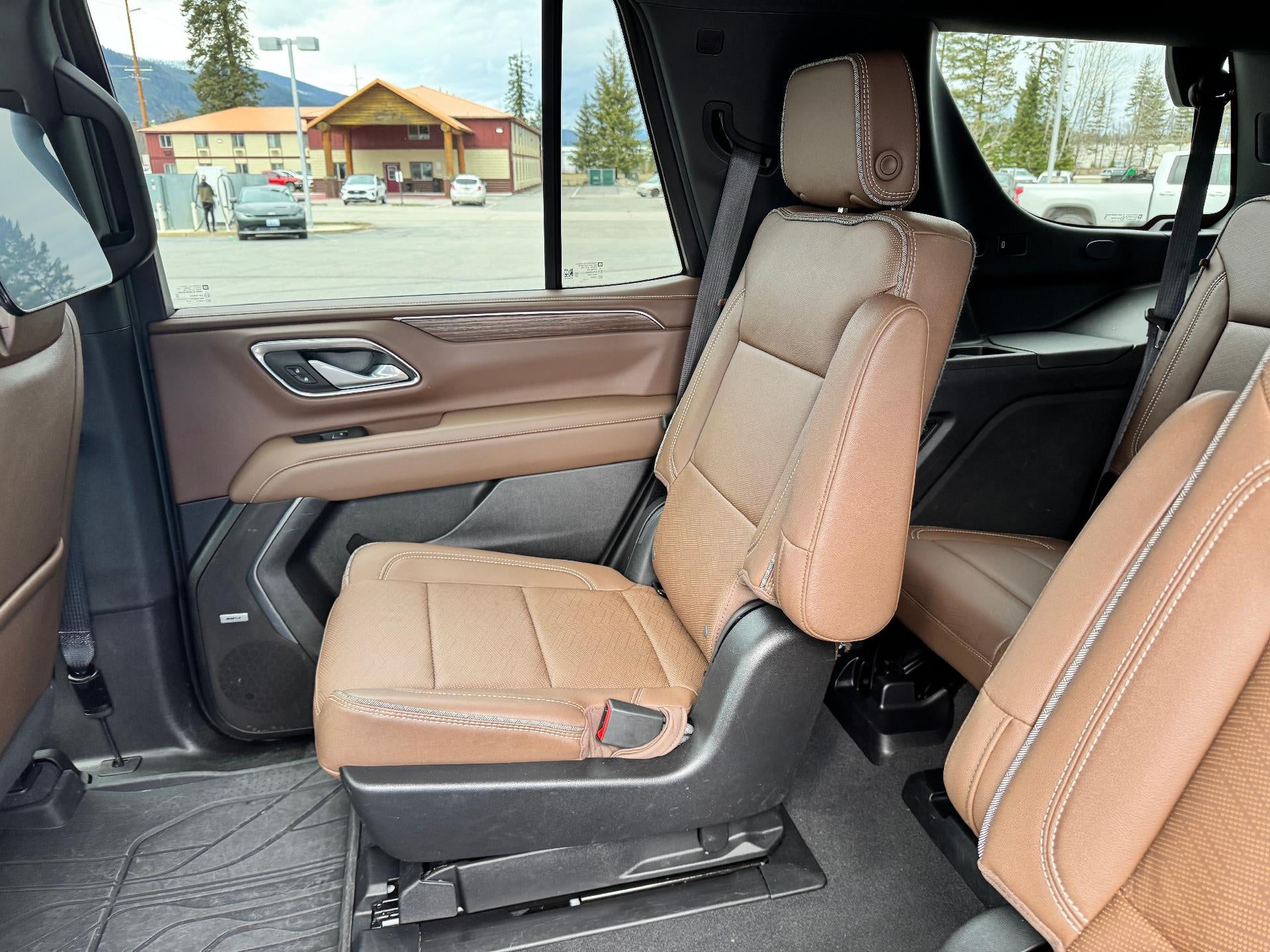 2024 Chevrolet Tahoe HIGH COUNTRY / 6.2 LITER V8 / PANO SUNROOF / SUPER CRUISE / REAR MEDIA / 1 OWNER / 15K MILES