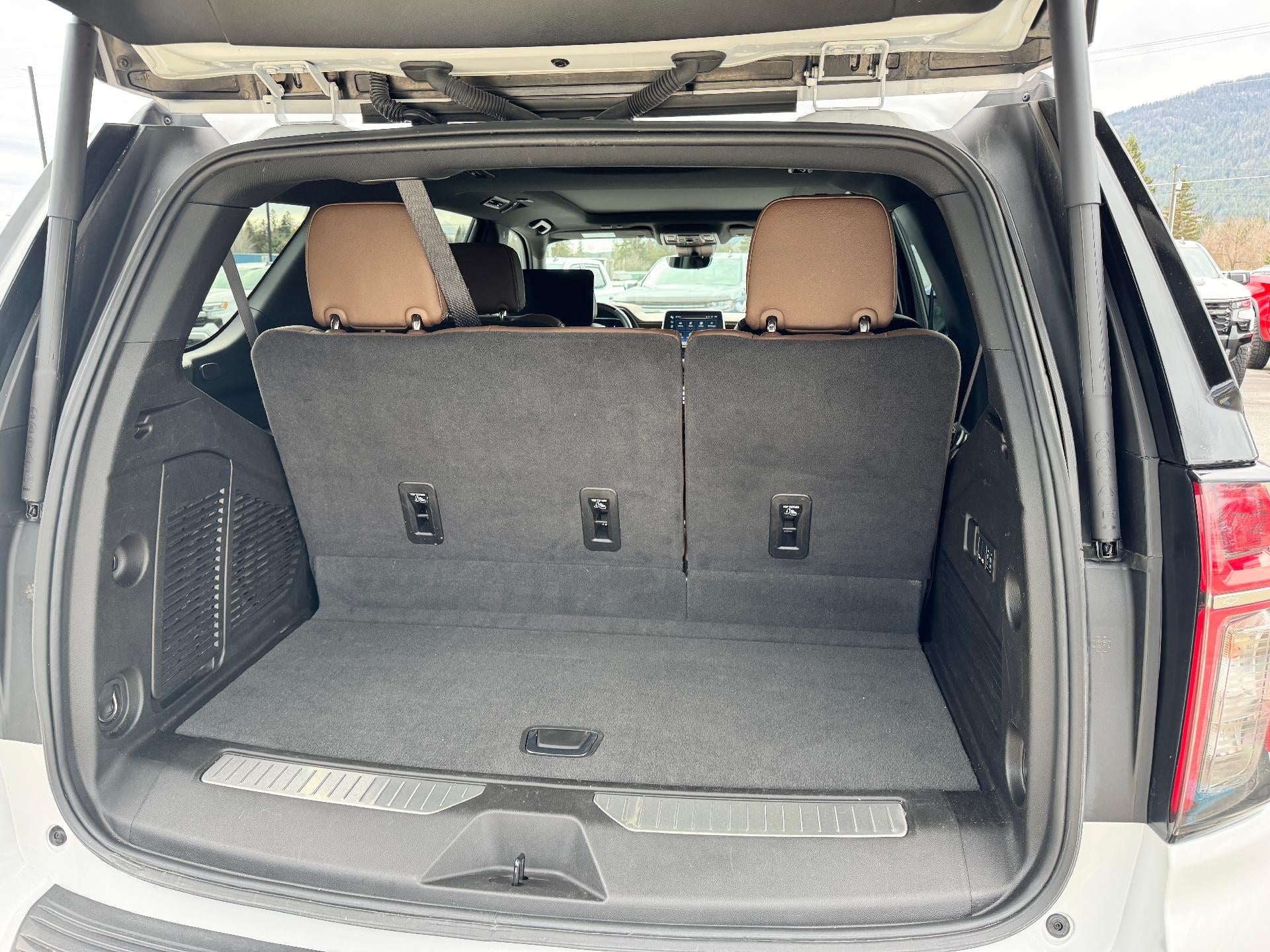 2024 Chevrolet Tahoe HIGH COUNTRY / 6.2 LITER V8 / PANO SUNROOF / SUPER CRUISE / REAR MEDIA / 1 OWNER / 15K MILES