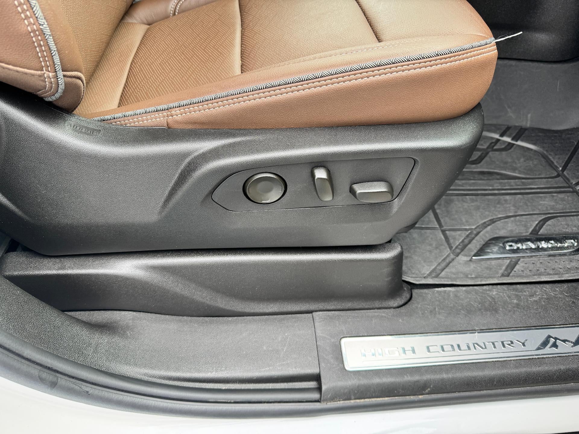 2024 Chevrolet Tahoe HIGH COUNTRY / 6.2 LITER V8 / PANO SUNROOF / SUPER CRUISE / REAR MEDIA / 1 OWNER / 15K MILES