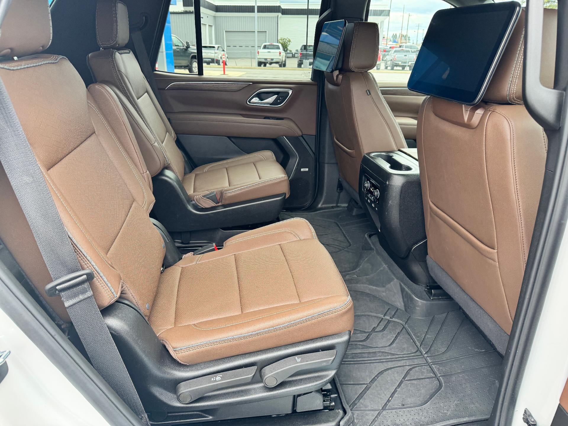 2024 Chevrolet Tahoe HIGH COUNTRY / 6.2 LITER V8 / PANO SUNROOF / SUPER CRUISE / REAR MEDIA / 1 OWNER / 15K MILES