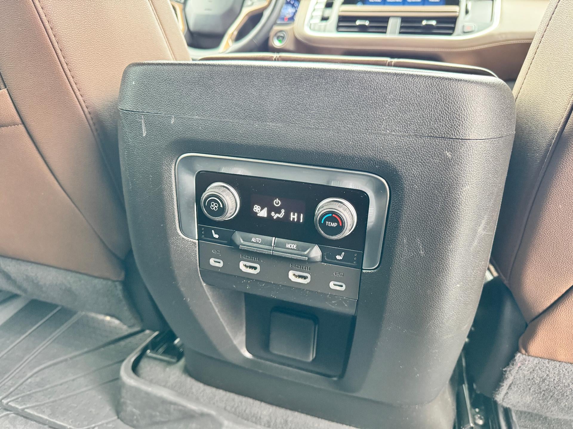 2024 Chevrolet Tahoe HIGH COUNTRY / 6.2 LITER V8 / PANO SUNROOF / SUPER CRUISE / REAR MEDIA / 1 OWNER / 15K MILES