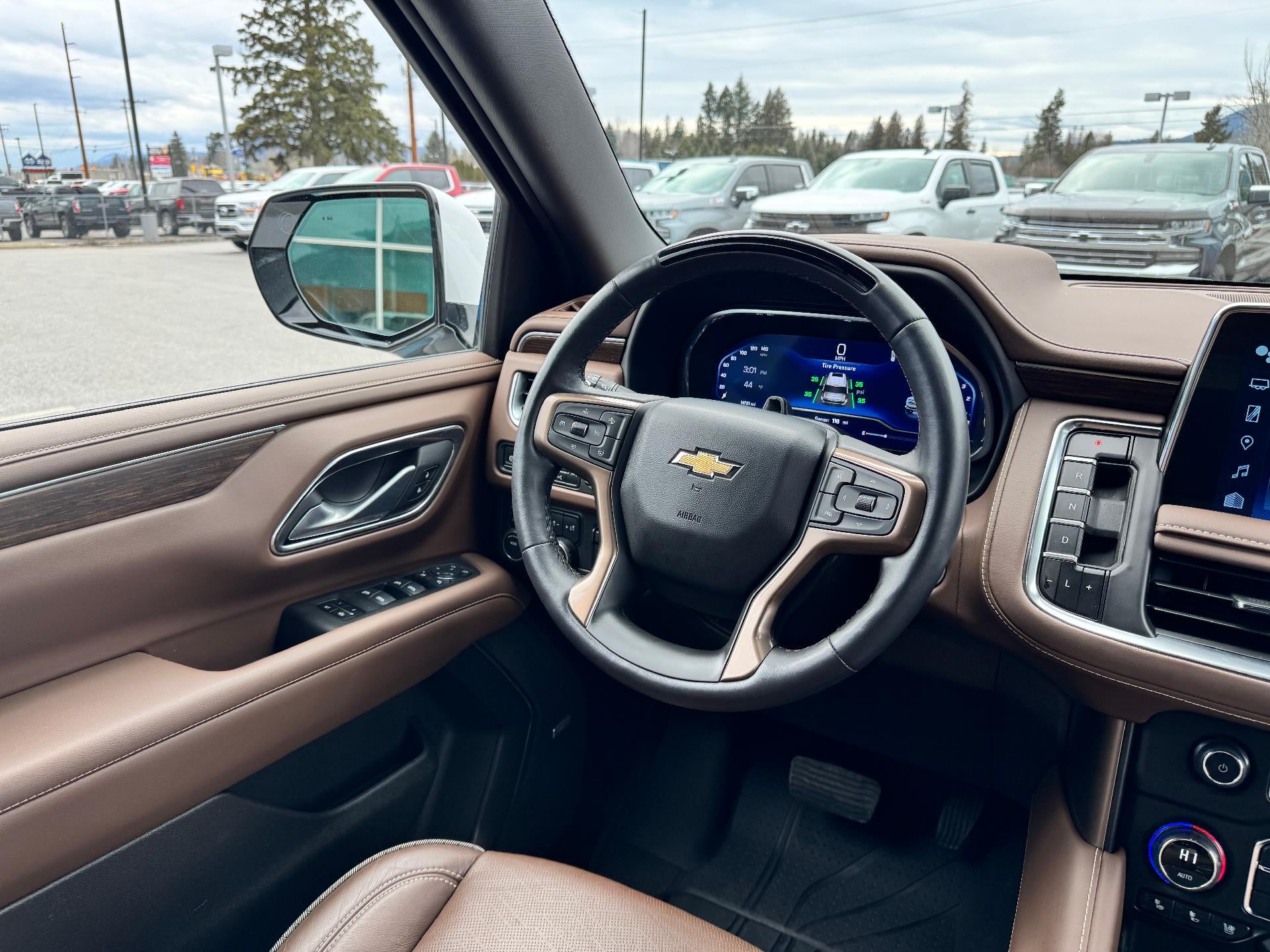 2024 Chevrolet Tahoe HIGH COUNTRY / 6.2 LITER V8 / PANO SUNROOF / SUPER CRUISE / REAR MEDIA / 1 OWNER / 15K MILES