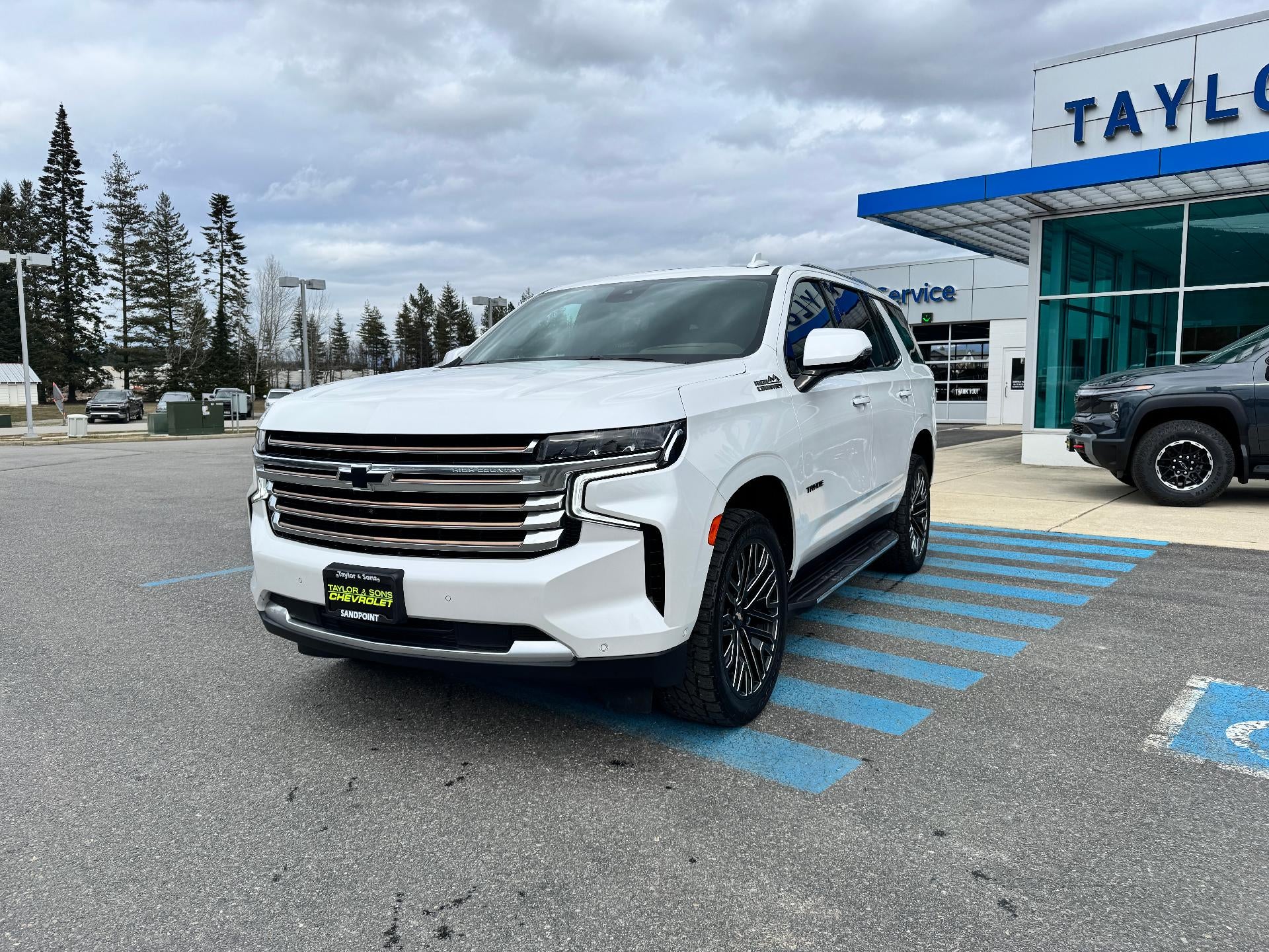 2024 Chevrolet Tahoe HIGH COUNTRY / 6.2 LITER V8 / PANO SUNROOF / SUPER CRUISE / REAR MEDIA / 1 OWNER / 15K MILES