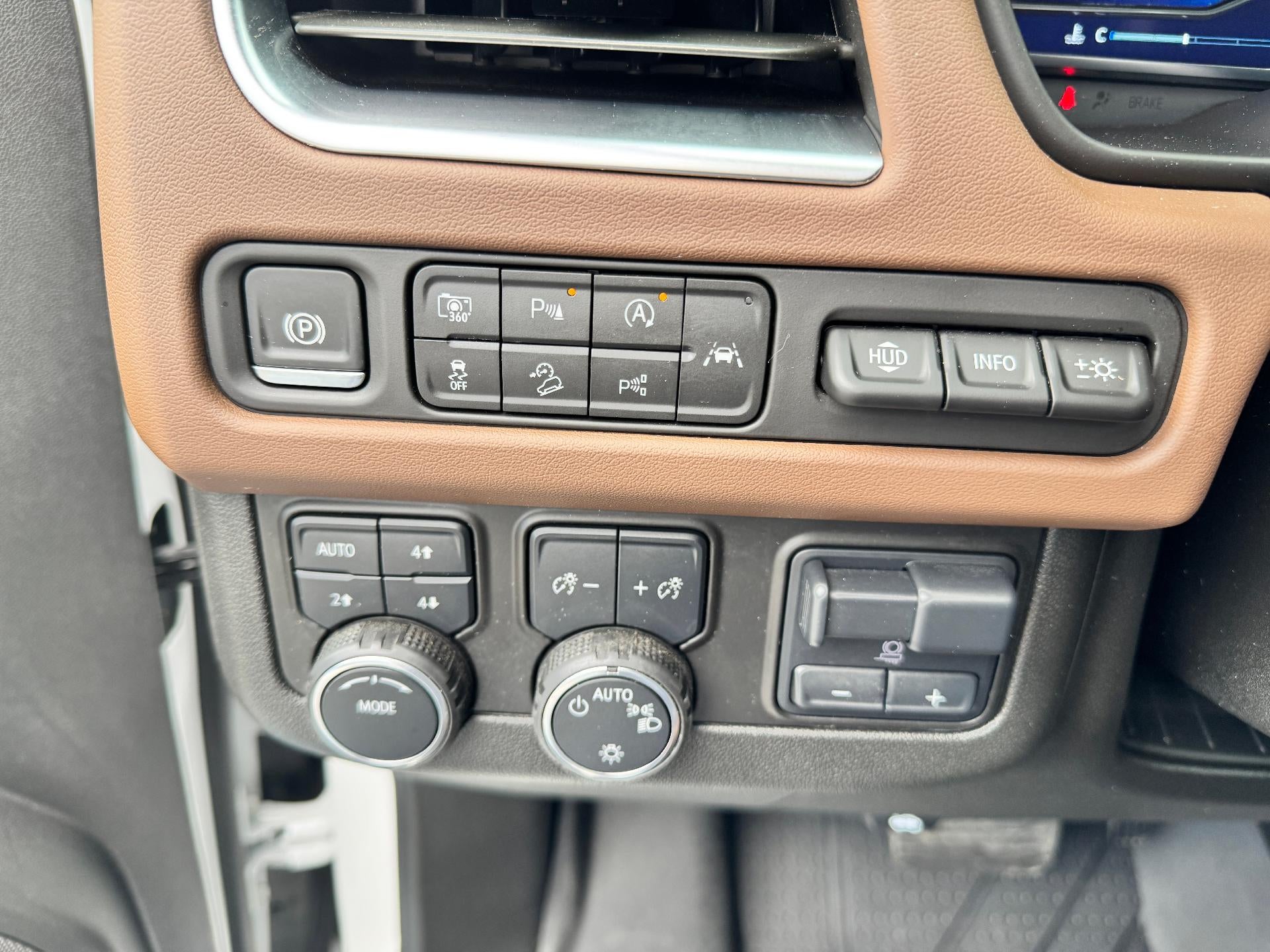 2024 Chevrolet Tahoe HIGH COUNTRY / 6.2 LITER V8 / PANO SUNROOF / SUPER CRUISE / REAR MEDIA / 1 OWNER / 15K MILES