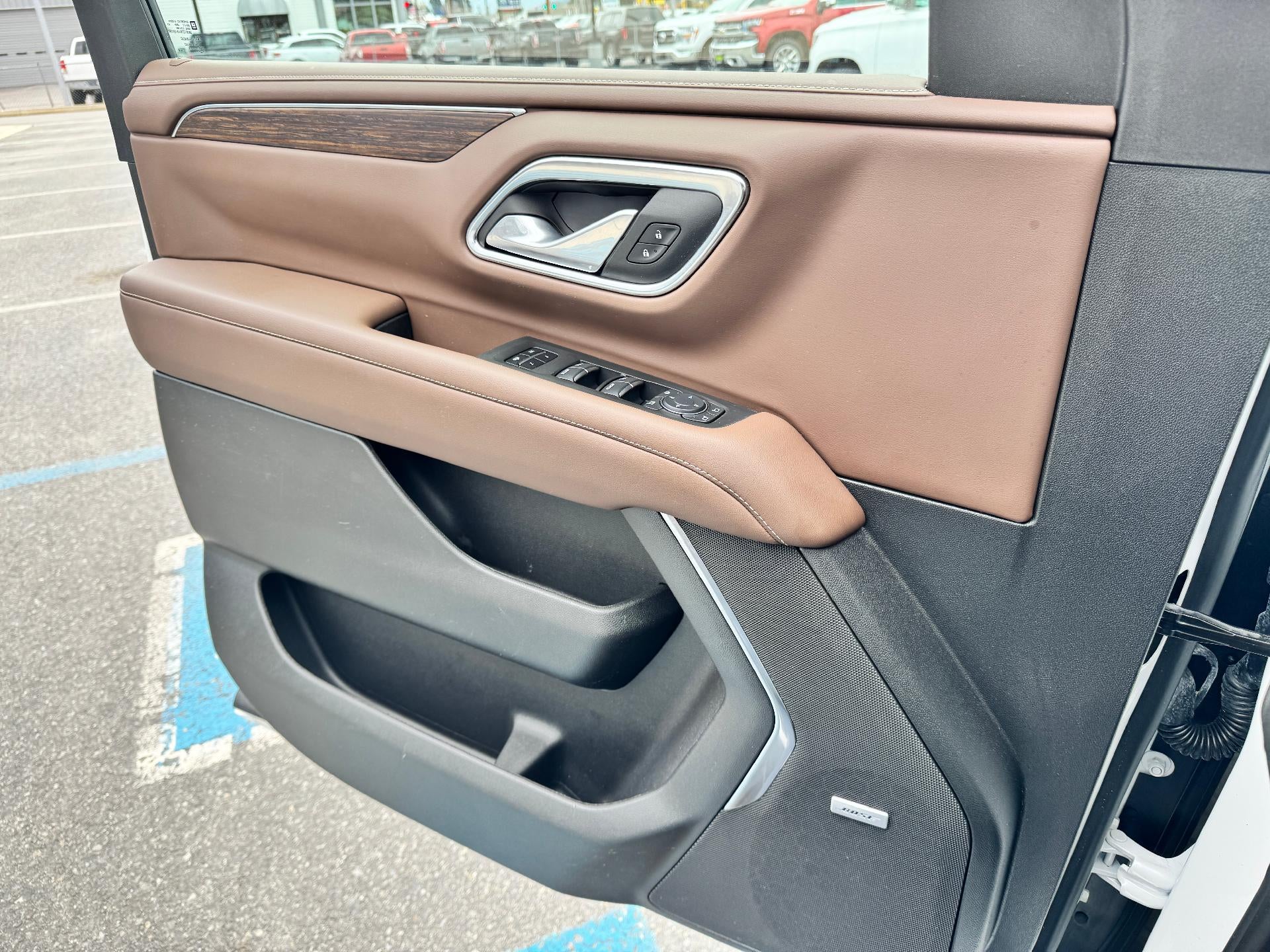 2024 Chevrolet Tahoe HIGH COUNTRY / 6.2 LITER V8 / PANO SUNROOF / SUPER CRUISE / REAR MEDIA / 1 OWNER / 15K MILES