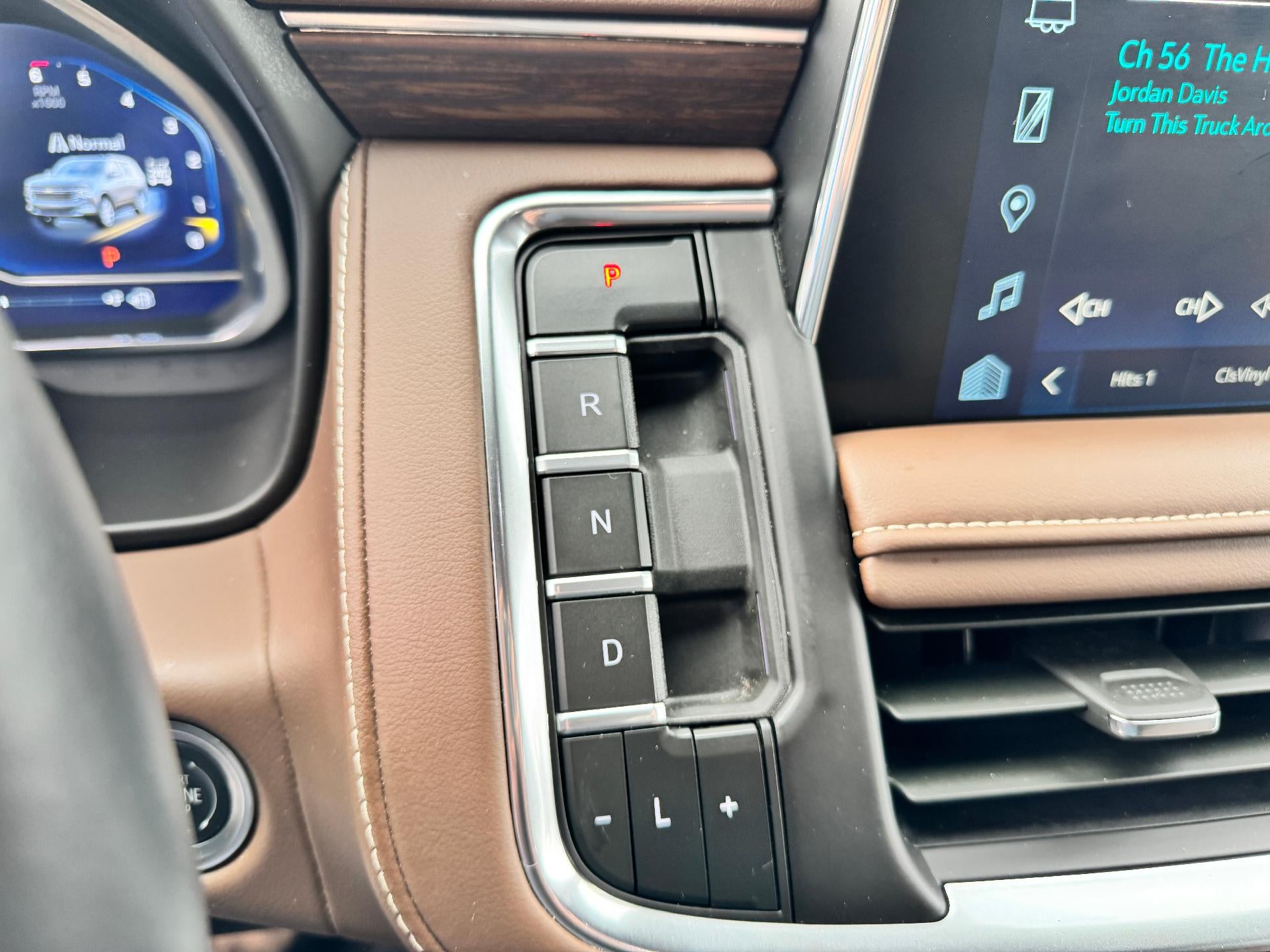 2024 Chevrolet Tahoe HIGH COUNTRY / 6.2 LITER V8 / PANO SUNROOF / SUPER CRUISE / REAR MEDIA / 1 OWNER / 15K MILES