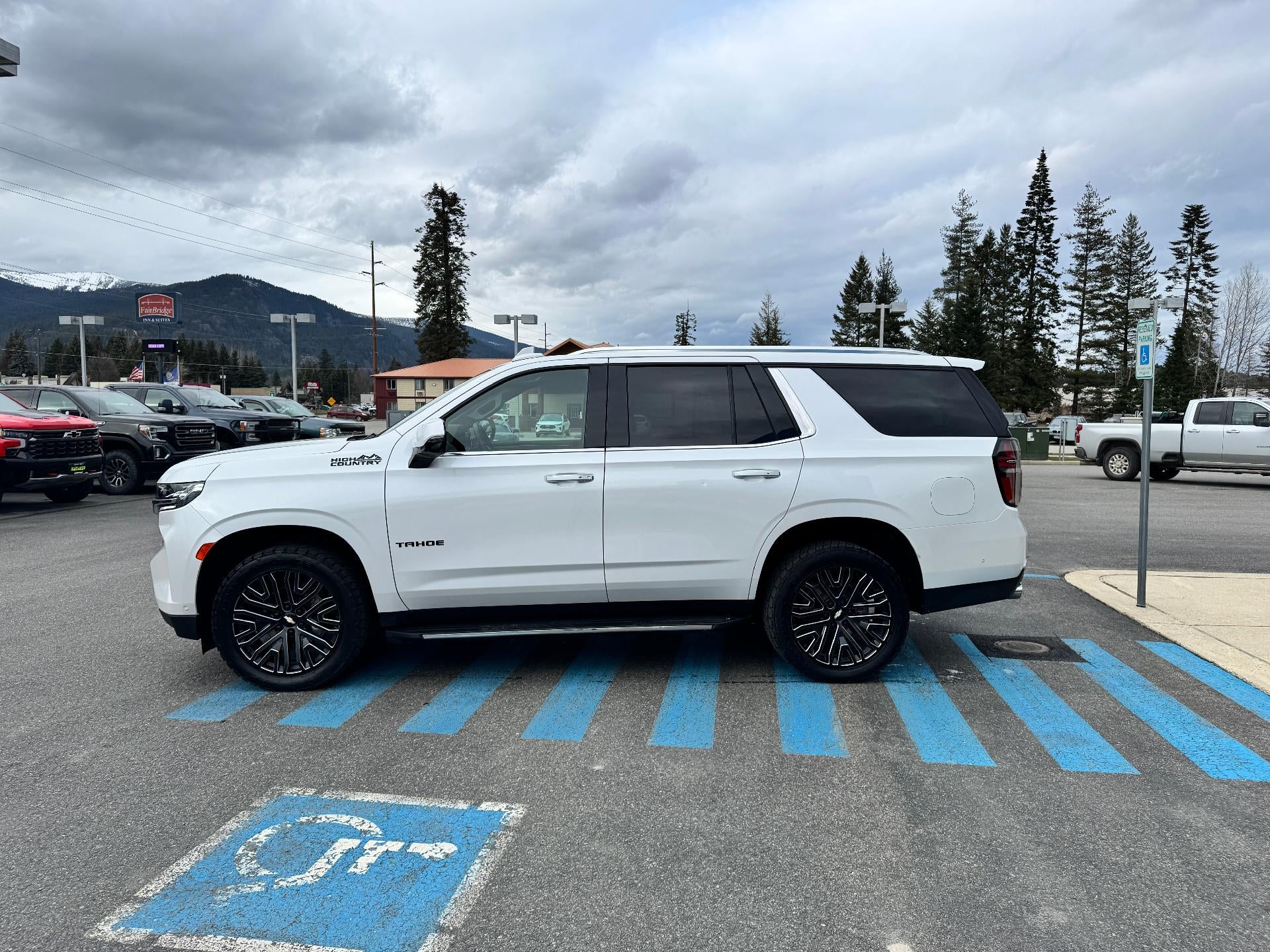 2024 Chevrolet Tahoe HIGH COUNTRY / 6.2 LITER V8 / PANO SUNROOF / SUPER CRUISE / REAR MEDIA / 1 OWNER / 15K MILES