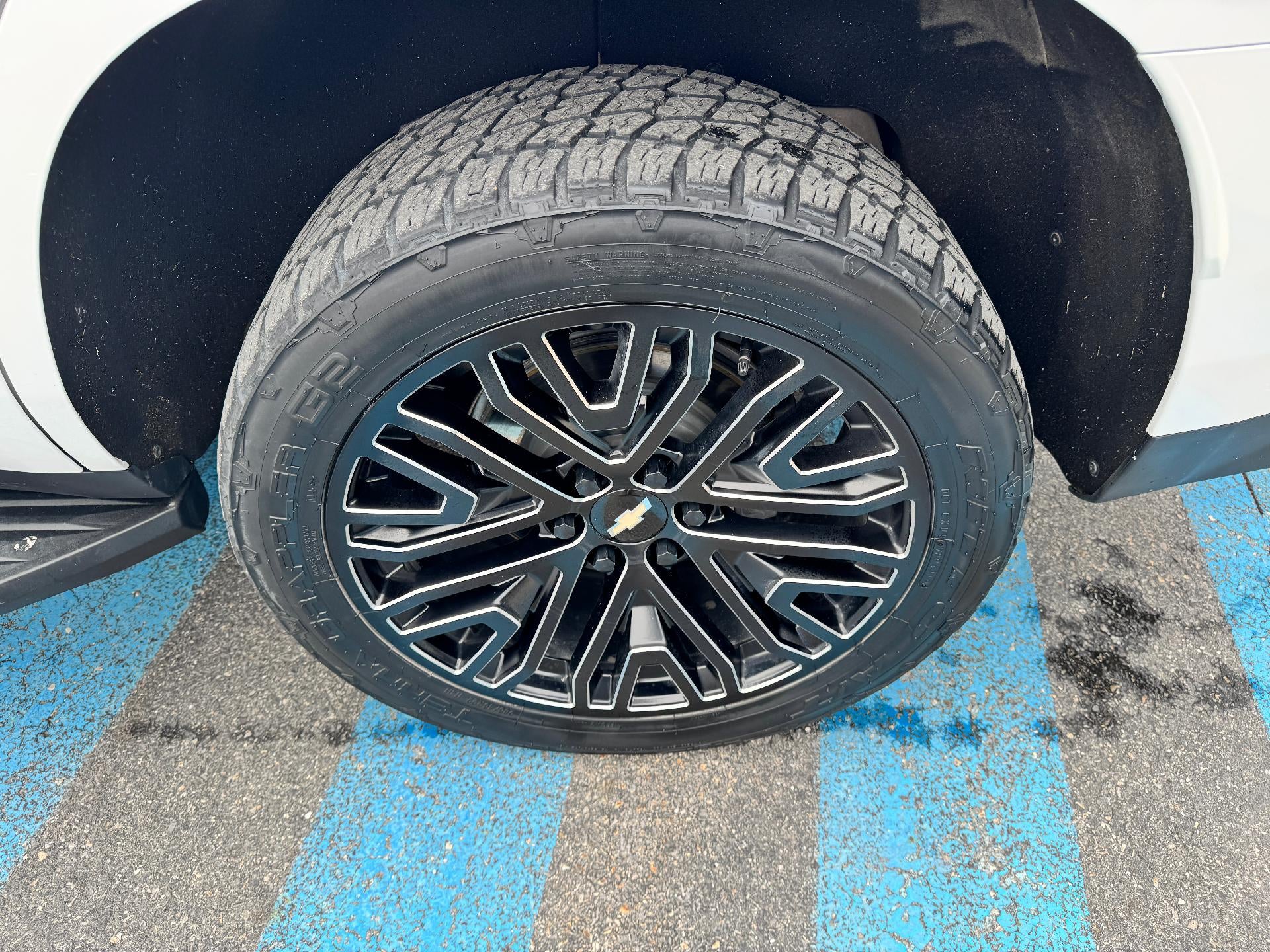 2024 Chevrolet Tahoe HIGH COUNTRY / 6.2 LITER V8 / PANO SUNROOF / SUPER CRUISE / REAR MEDIA / 1 OWNER / 15K MILES