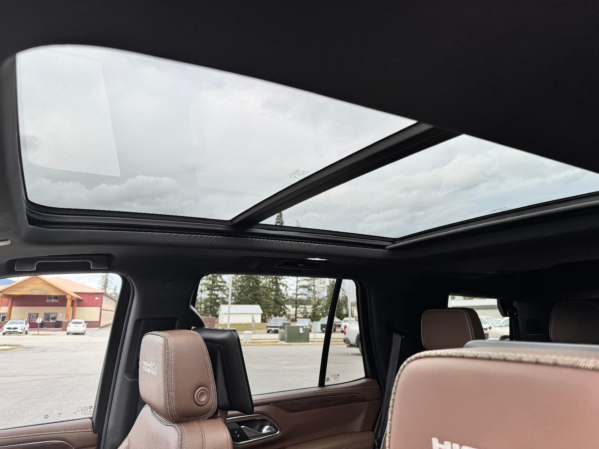 2024 Chevrolet Tahoe HIGH COUNTRY / 6.2 LITER V8 / PANO SUNROOF / SUPER CRUISE / REAR MEDIA / 1 OWNER / 15K MILES