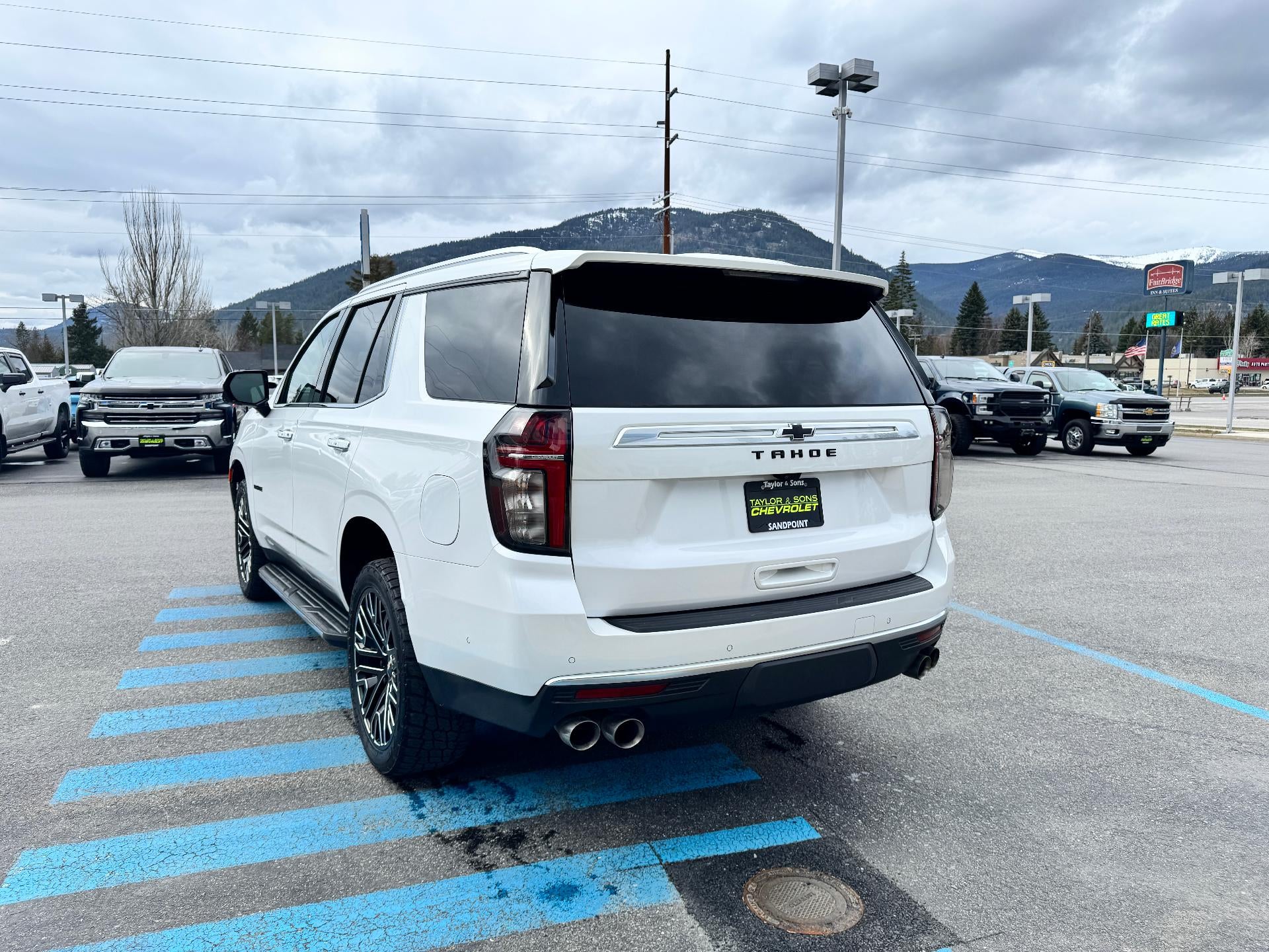 2024 Chevrolet Tahoe HIGH COUNTRY / 6.2 LITER V8 / PANO SUNROOF / SUPER CRUISE / REAR MEDIA / 1 OWNER / 15K MILES
