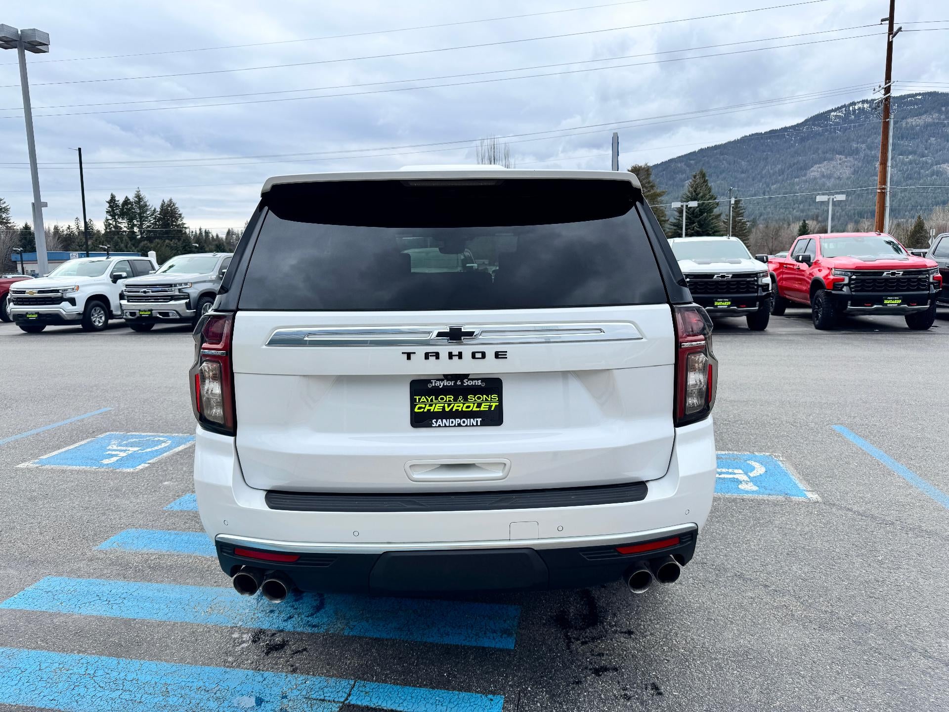 2024 Chevrolet Tahoe HIGH COUNTRY / 6.2 LITER V8 / PANO SUNROOF / SUPER CRUISE / REAR MEDIA / 1 OWNER / 15K MILES