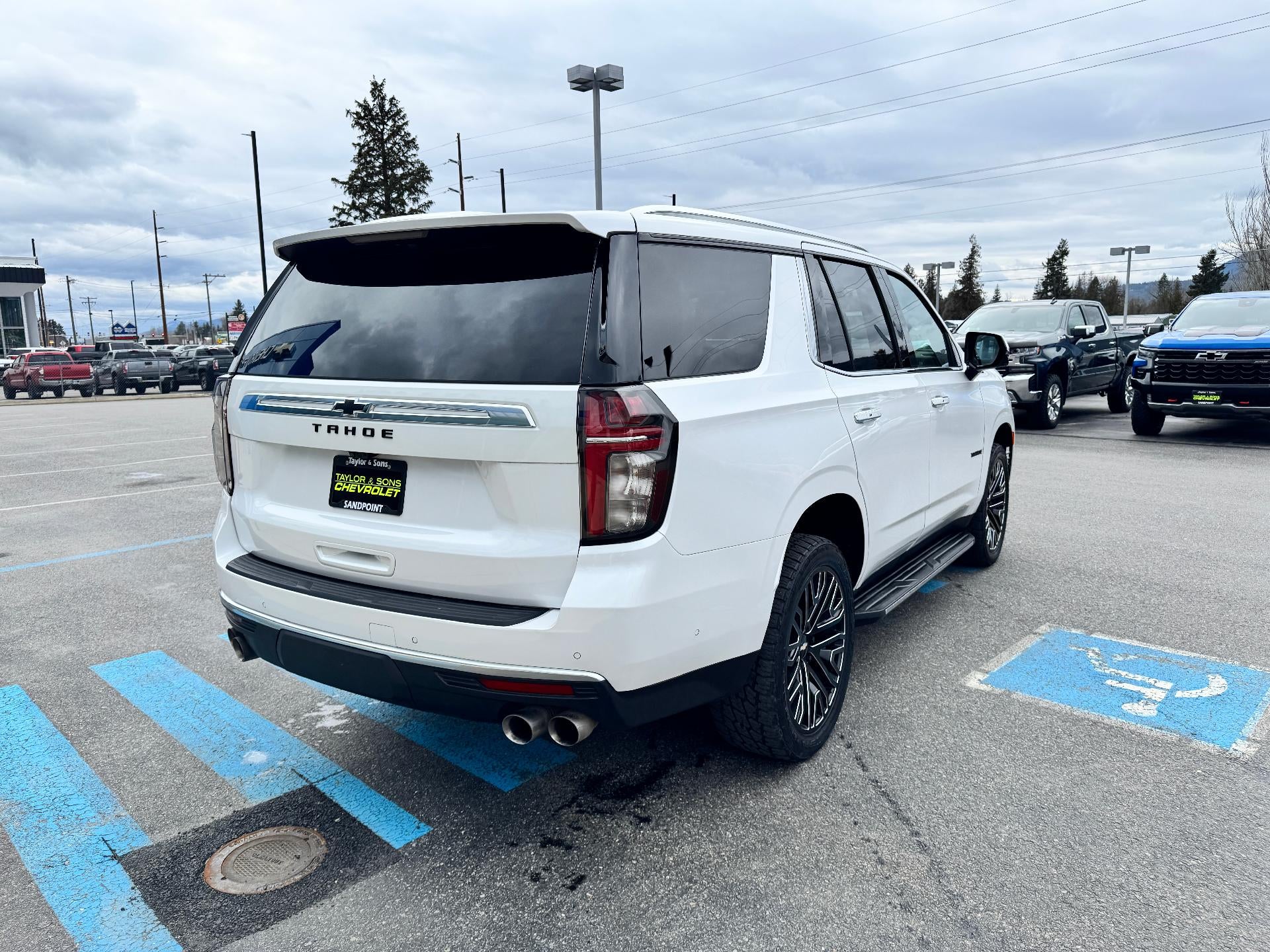 2024 Chevrolet Tahoe HIGH COUNTRY / 6.2 LITER V8 / PANO SUNROOF / SUPER CRUISE / REAR MEDIA / 1 OWNER / 15K MILES