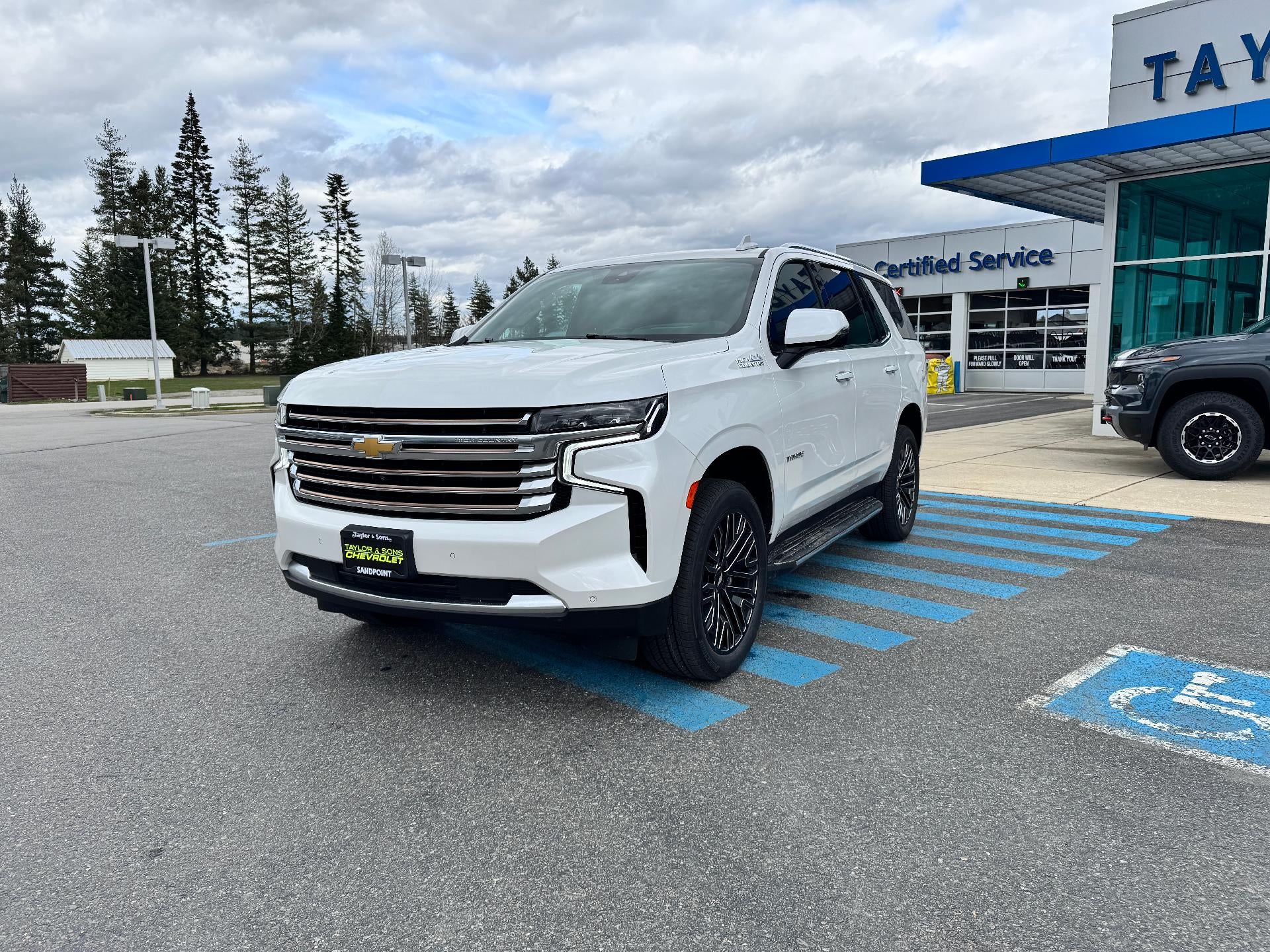 2024 Chevrolet Tahoe HIGH COUNTRY / 6.2 LITER V8 / ADAPTIVE CRUISE / 1 OWNER / LOCAL TRADE