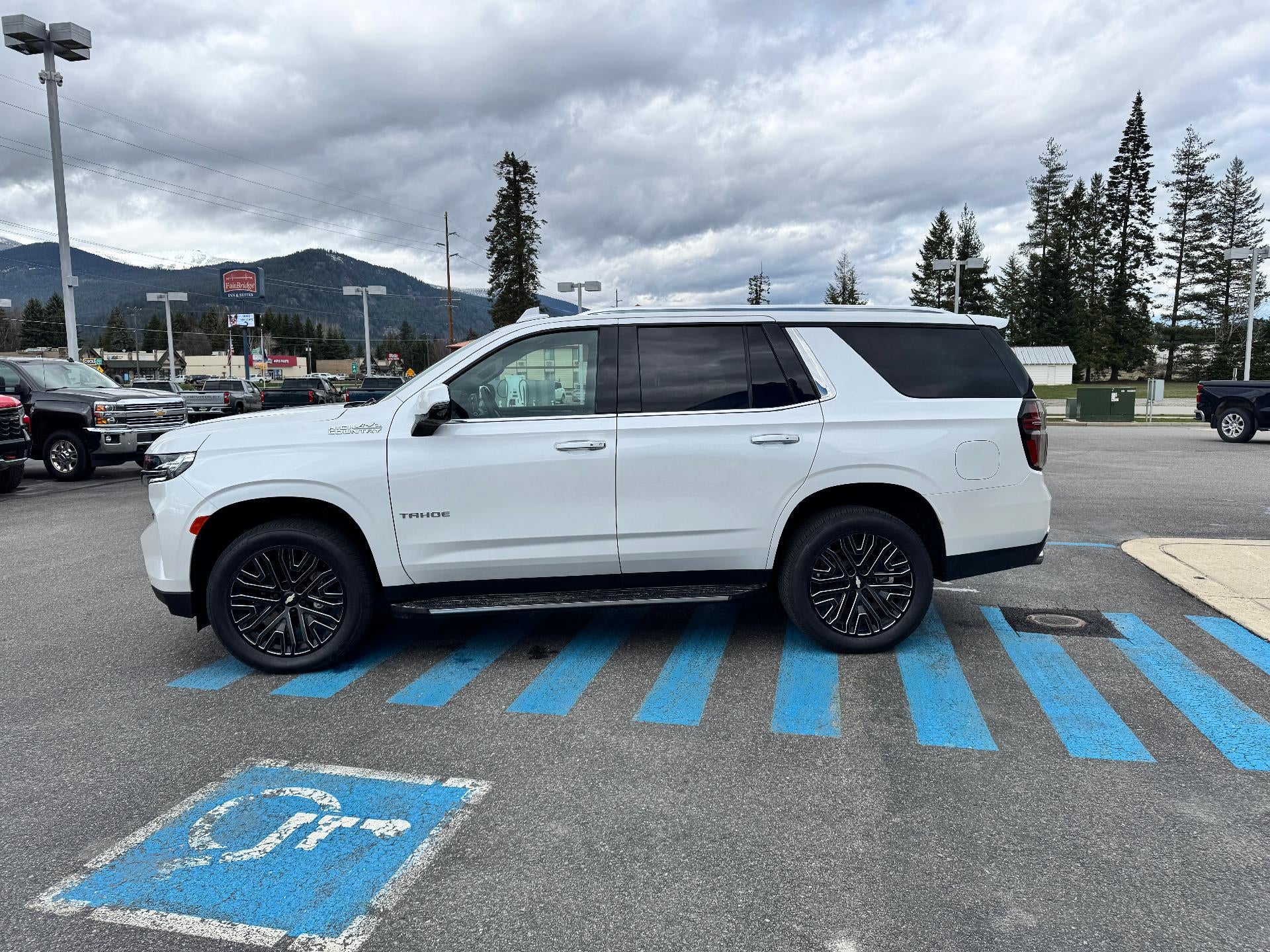 2024 Chevrolet Tahoe HIGH COUNTRY / 6.2 LITER V8 / ADAPTIVE CRUISE / 1 OWNER / LOCAL TRADE