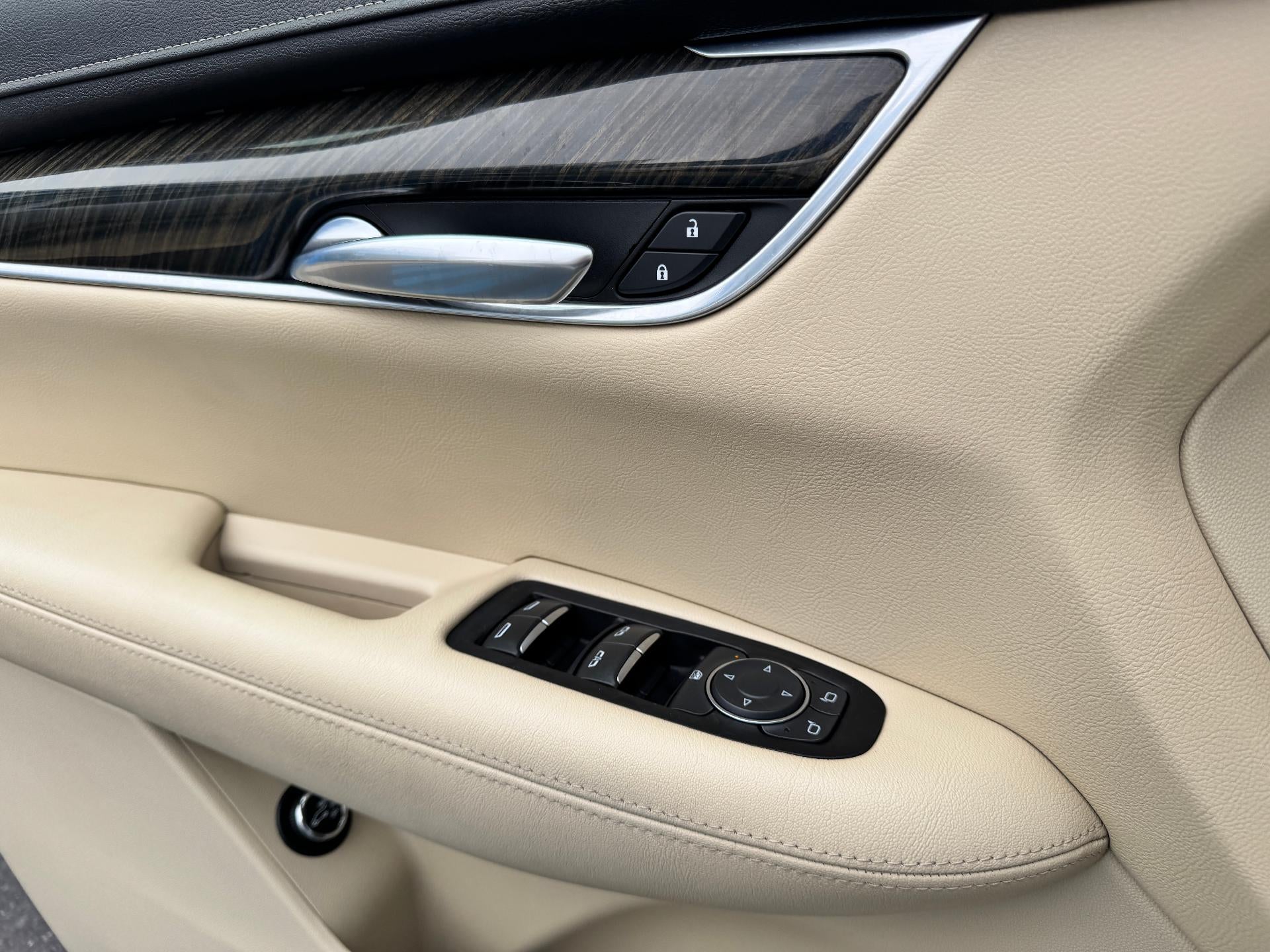 2019 Cadillac XT5 ALL WHEEL DRIVE / LEATHER / HEATED SEATS / LOCAL TRADE / 58K MILES