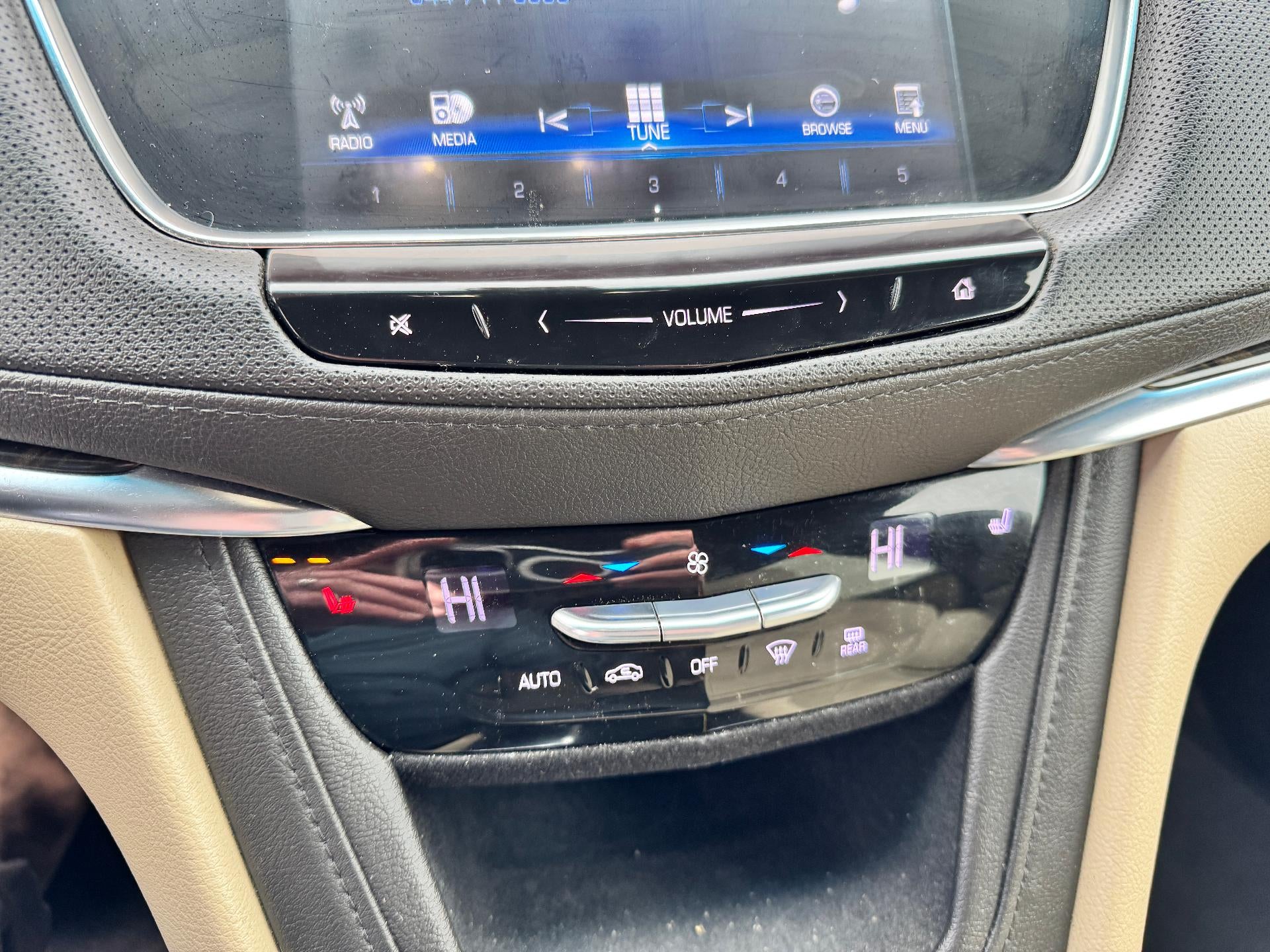 2019 Cadillac XT5 ALL WHEEL DRIVE / LEATHER / HEATED SEATS / LOCAL TRADE / 58K MILES