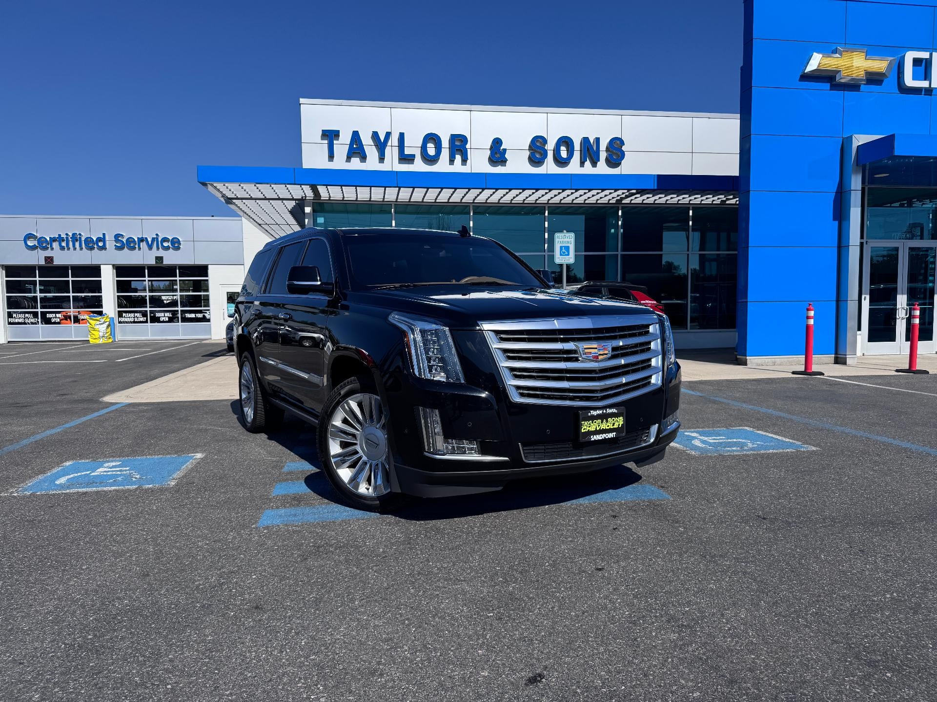 2017 Cadillac Escalade PLATINUM / 6.2 LITER V8 / SUNROOF / ADAPTIVE CRUISE / LOCAL TRADE