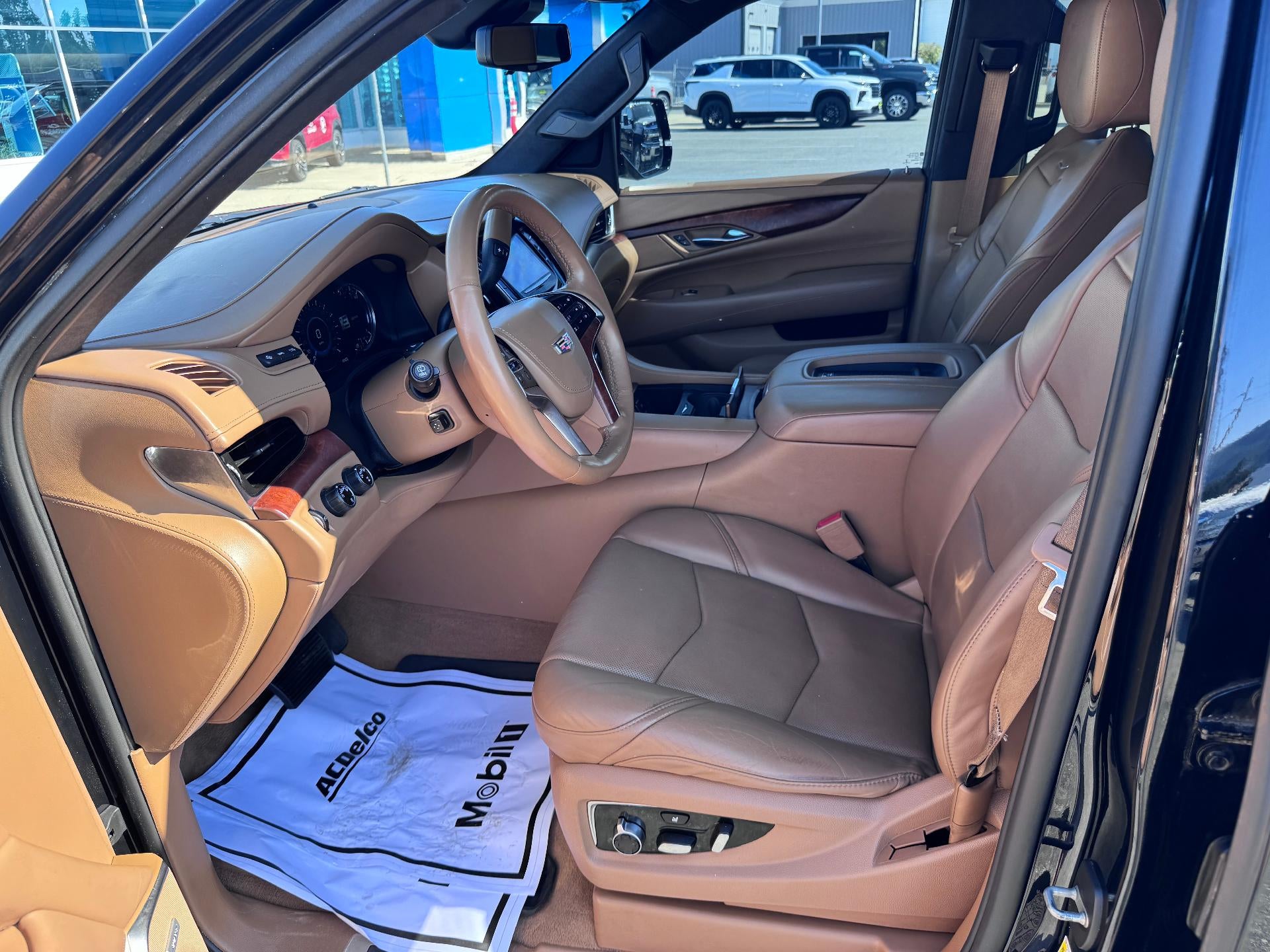 2017 Cadillac Escalade PLATINUM / 6.2 LITER V8 / SUNROOF / ADAPTIVE CRUISE / LOCAL TRADE