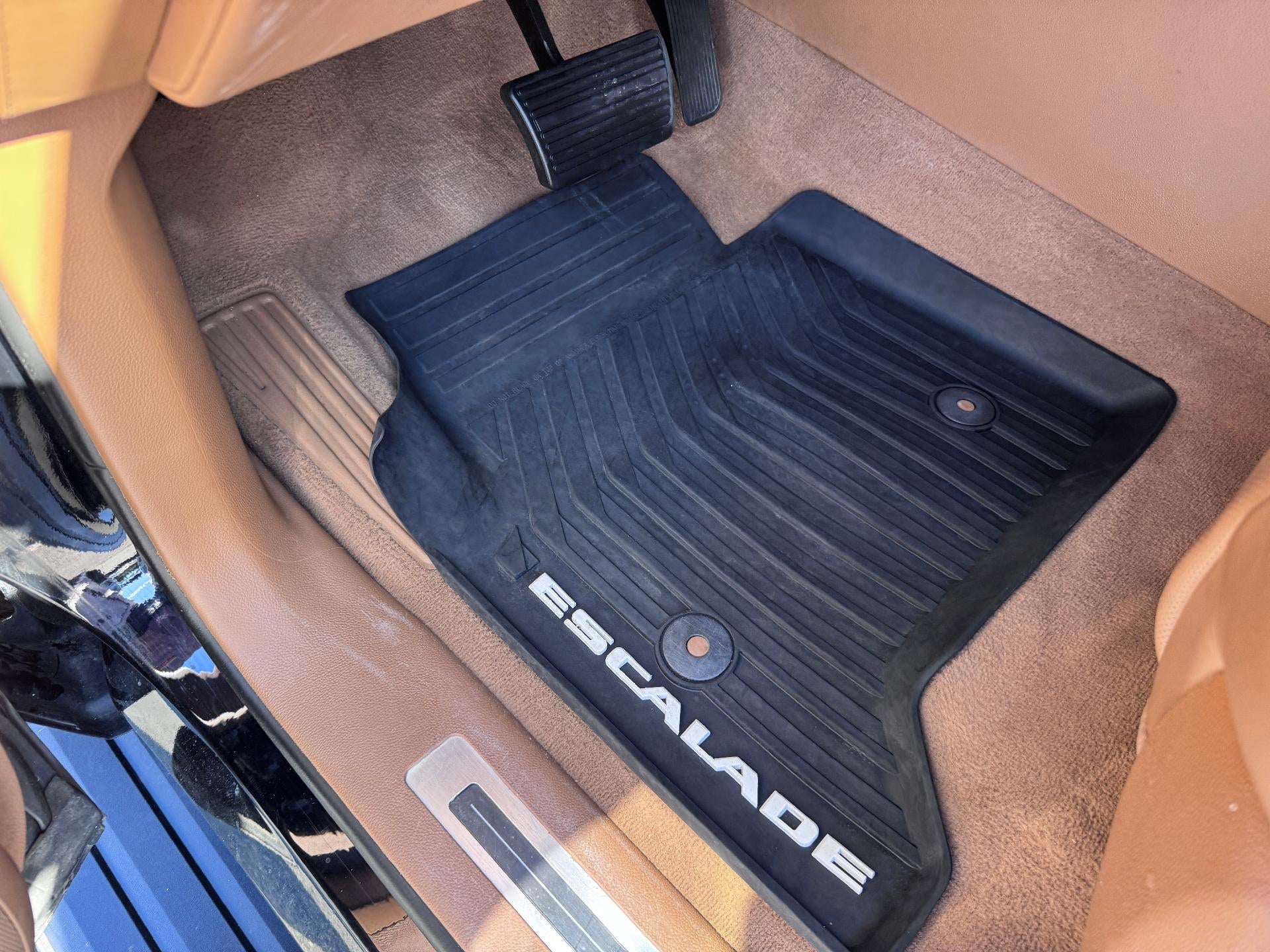 2017 Cadillac Escalade PLATINUM / 6.2 LITER V8 / SUNROOF / ADAPTIVE CRUISE / LOCAL TRADE