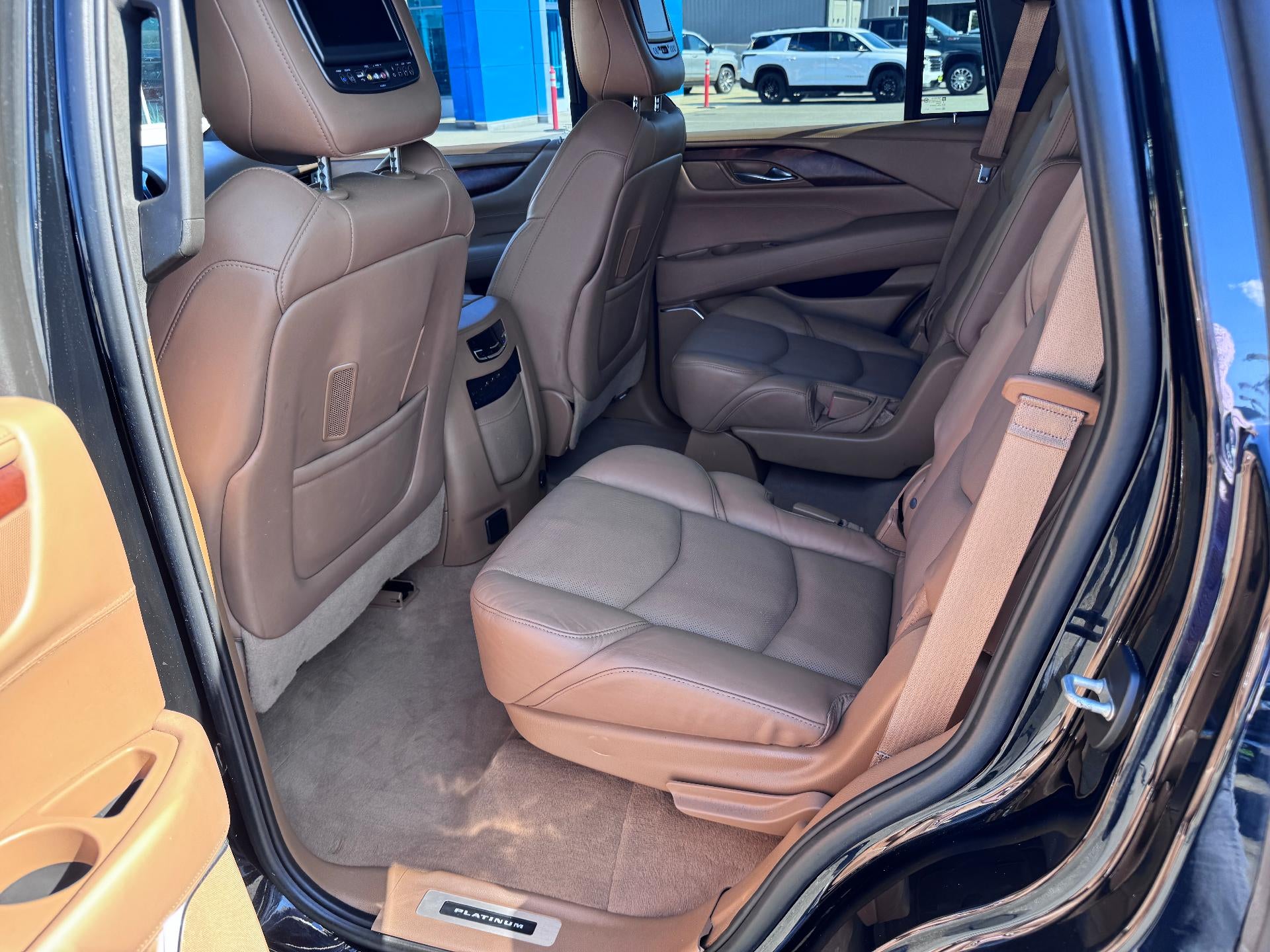 2017 Cadillac Escalade PLATINUM / 6.2 LITER V8 / SUNROOF / ADAPTIVE CRUISE / LOCAL TRADE