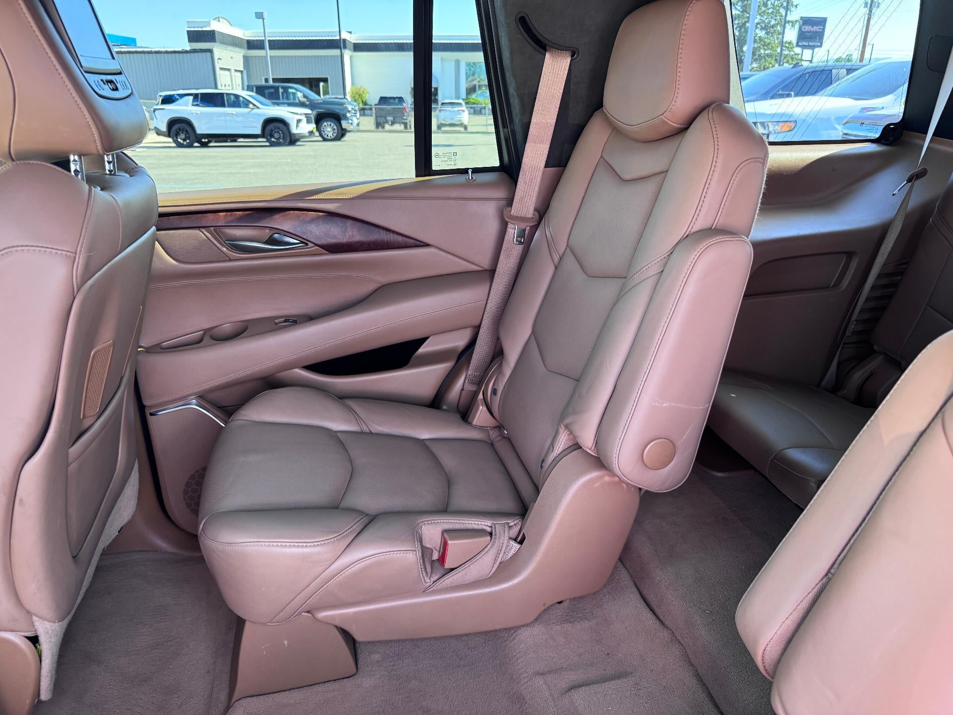 2017 Cadillac Escalade PLATINUM / 6.2 LITER V8 / SUNROOF / ADAPTIVE CRUISE / LOCAL TRADE