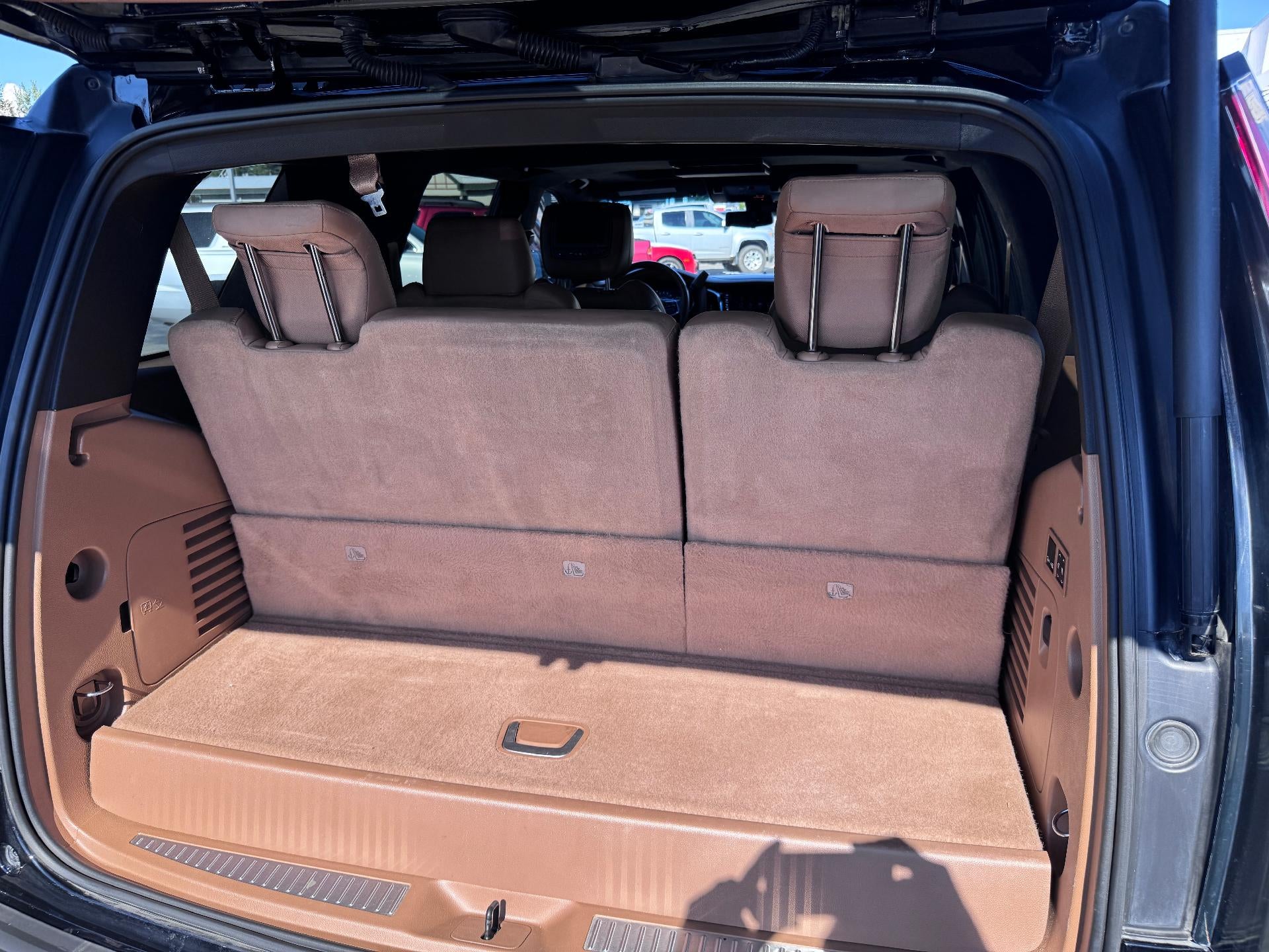 2017 Cadillac Escalade PLATINUM / 6.2 LITER V8 / SUNROOF / ADAPTIVE CRUISE / LOCAL TRADE