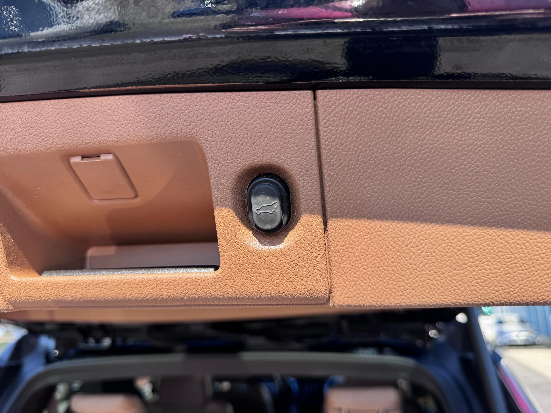 2017 Cadillac Escalade PLATINUM / 6.2 LITER V8 / SUNROOF / ADAPTIVE CRUISE / LOCAL TRADE