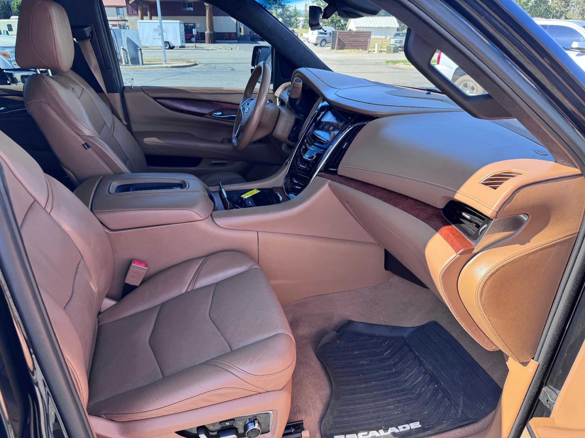 2017 Cadillac Escalade PLATINUM / 6.2 LITER V8 / SUNROOF / ADAPTIVE CRUISE / LOCAL TRADE
